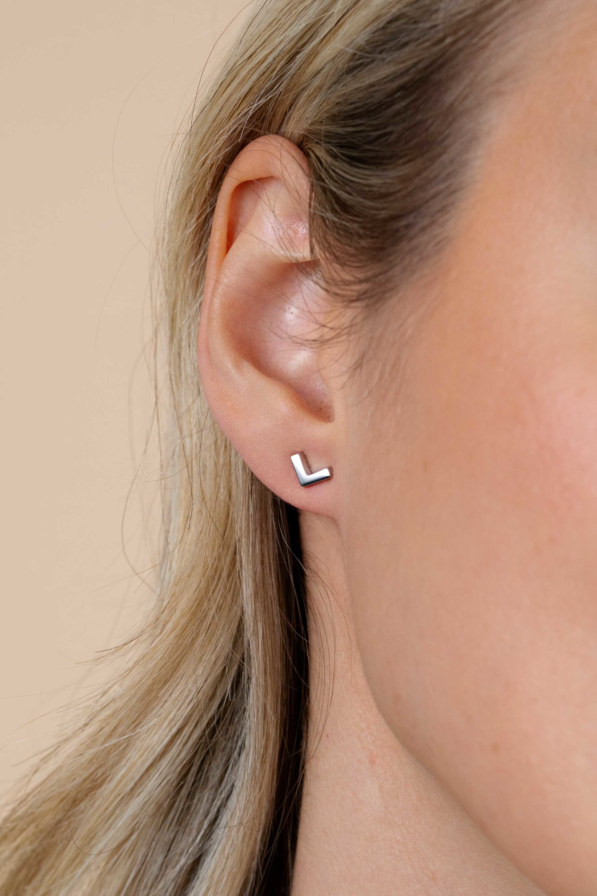7mm ZINZI Sterling Silver Stud Earrings Shiny V-Shape ZIO1380