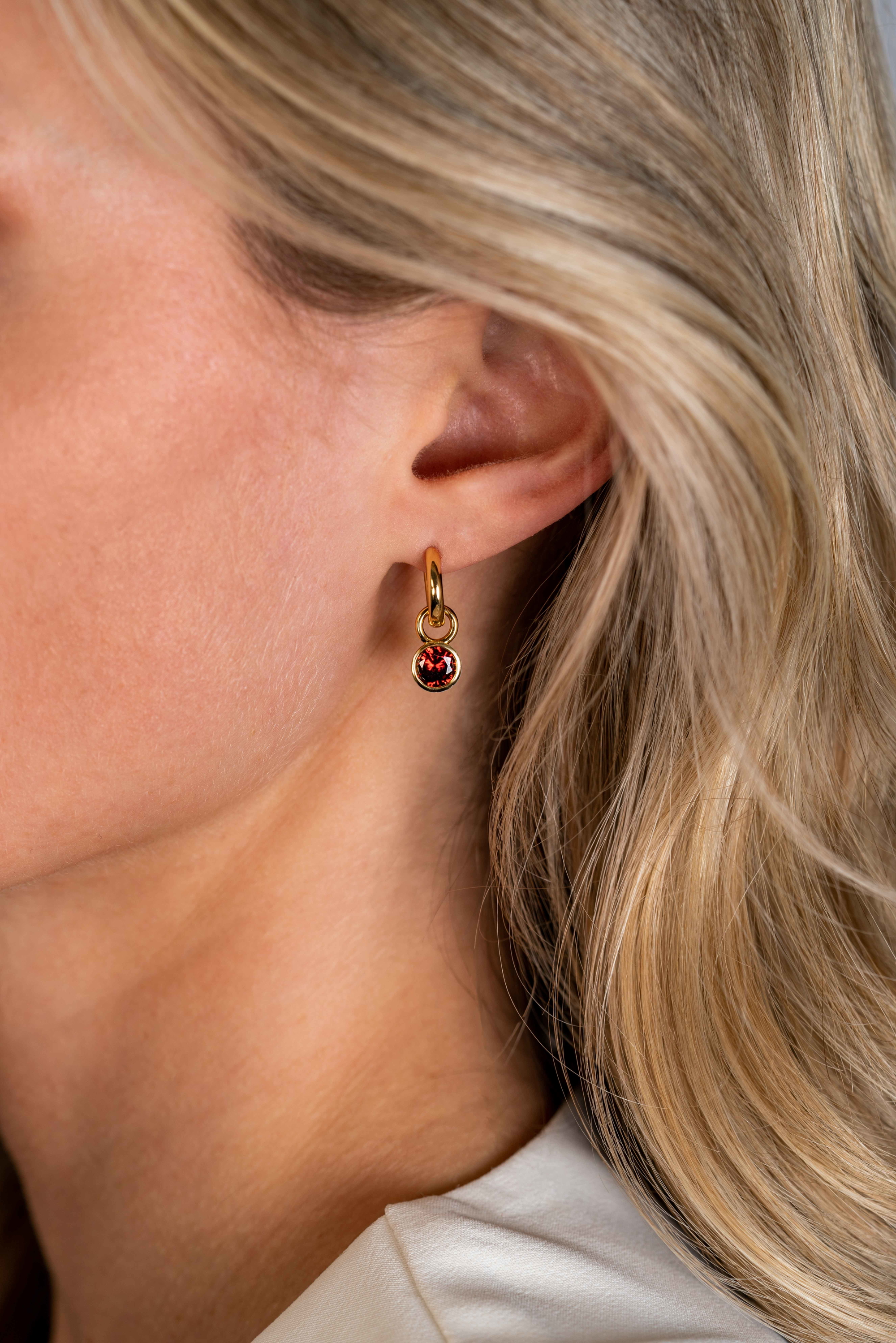 JANUARI oorbedels gold plated met geboortesteen rood granaat zirconia (excl. oorringen)
