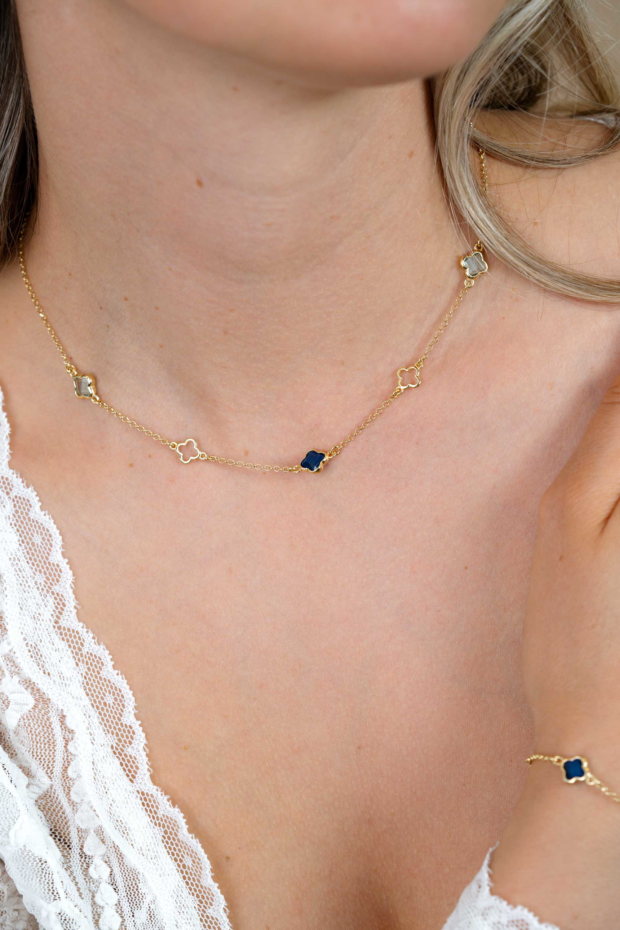 ZINZI gold plated zilveren schakelketting met twee licht blauwe klavers en een saffier blauwe klaver 40-45cm ZIC2906