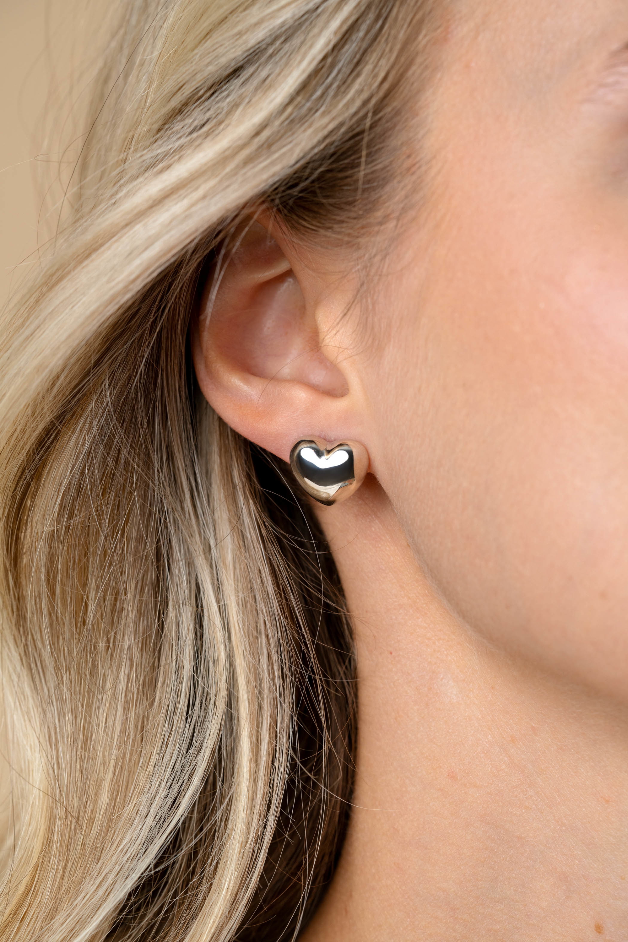 13mm ZINZI silver stud earrings in puffy heart shape ZIO2672