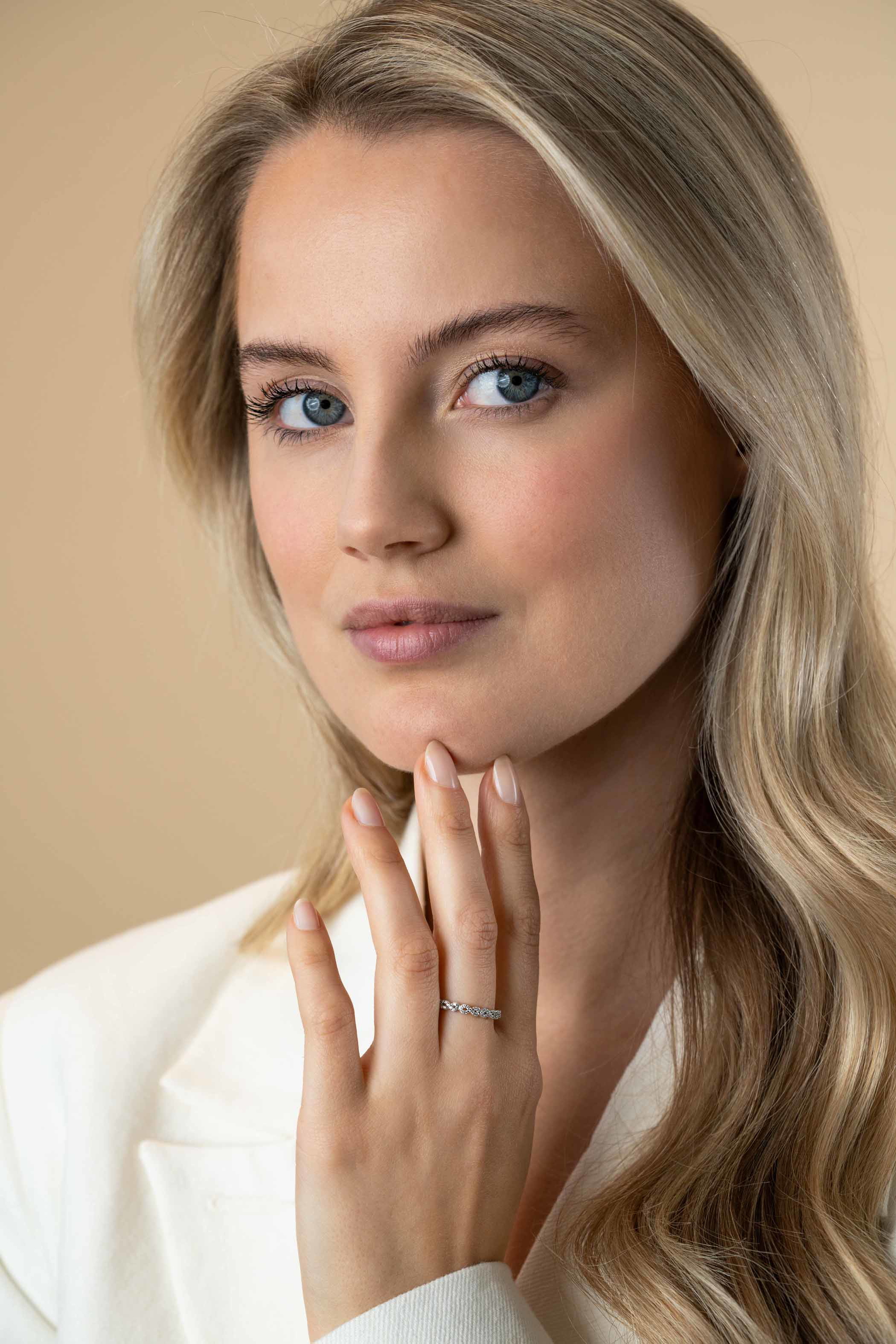 ZINZI zilveren aanschuifring met sierlijke Infinity schakels, bezet met witte zirconia's 2,8mm breed ZIR2500Z