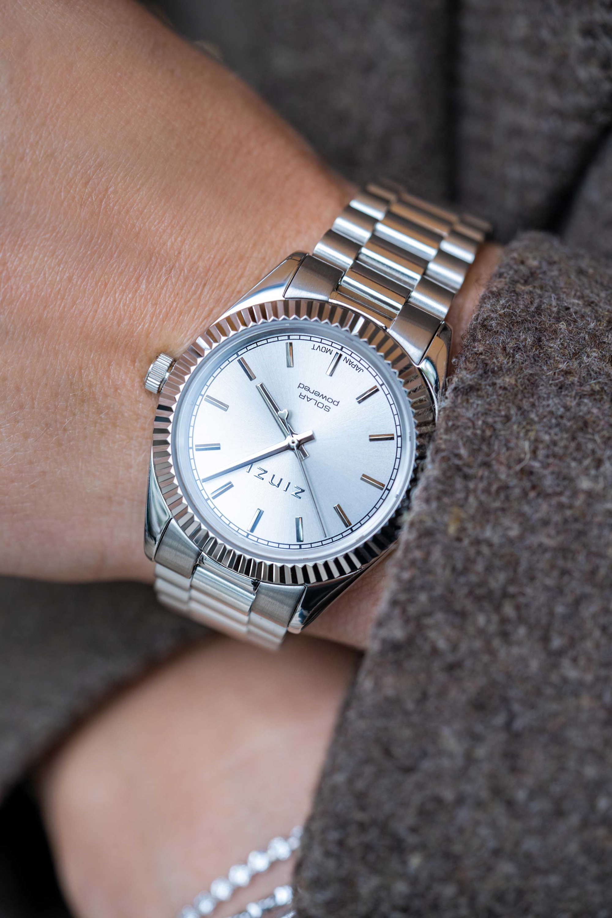 ZINZI Solaris horloge met zilverkleurige wijzerplaat, stalen kast 35mm en stalen band met clip-sluiting. Het Japanse uurwerk loopt op zon- en kunstlicht ZIW2102
