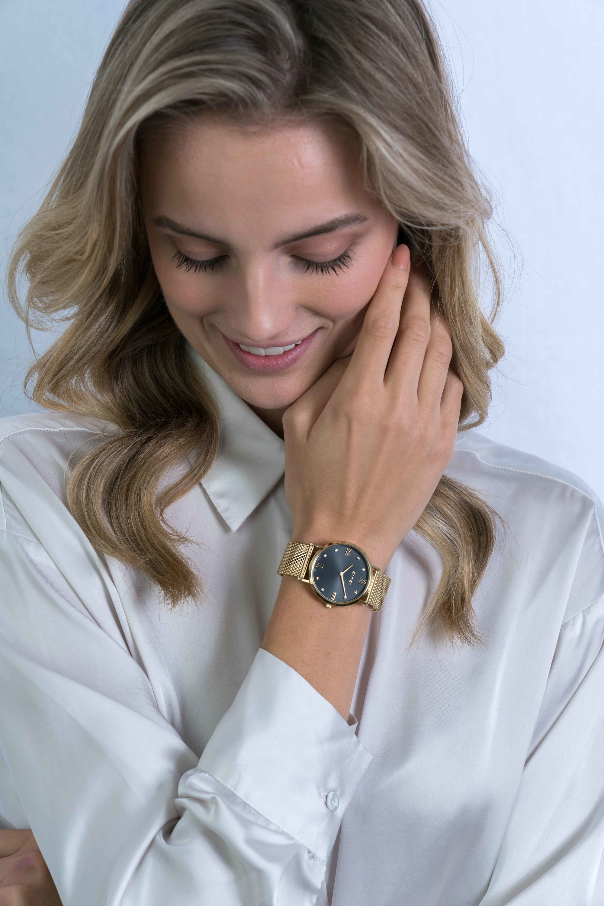 ZINZI Roman horloge zwarte wijzerplaat, witte zirconia's bij uuraanduiding, goudkleurige stalen mesh band 34mm ZIW543M
