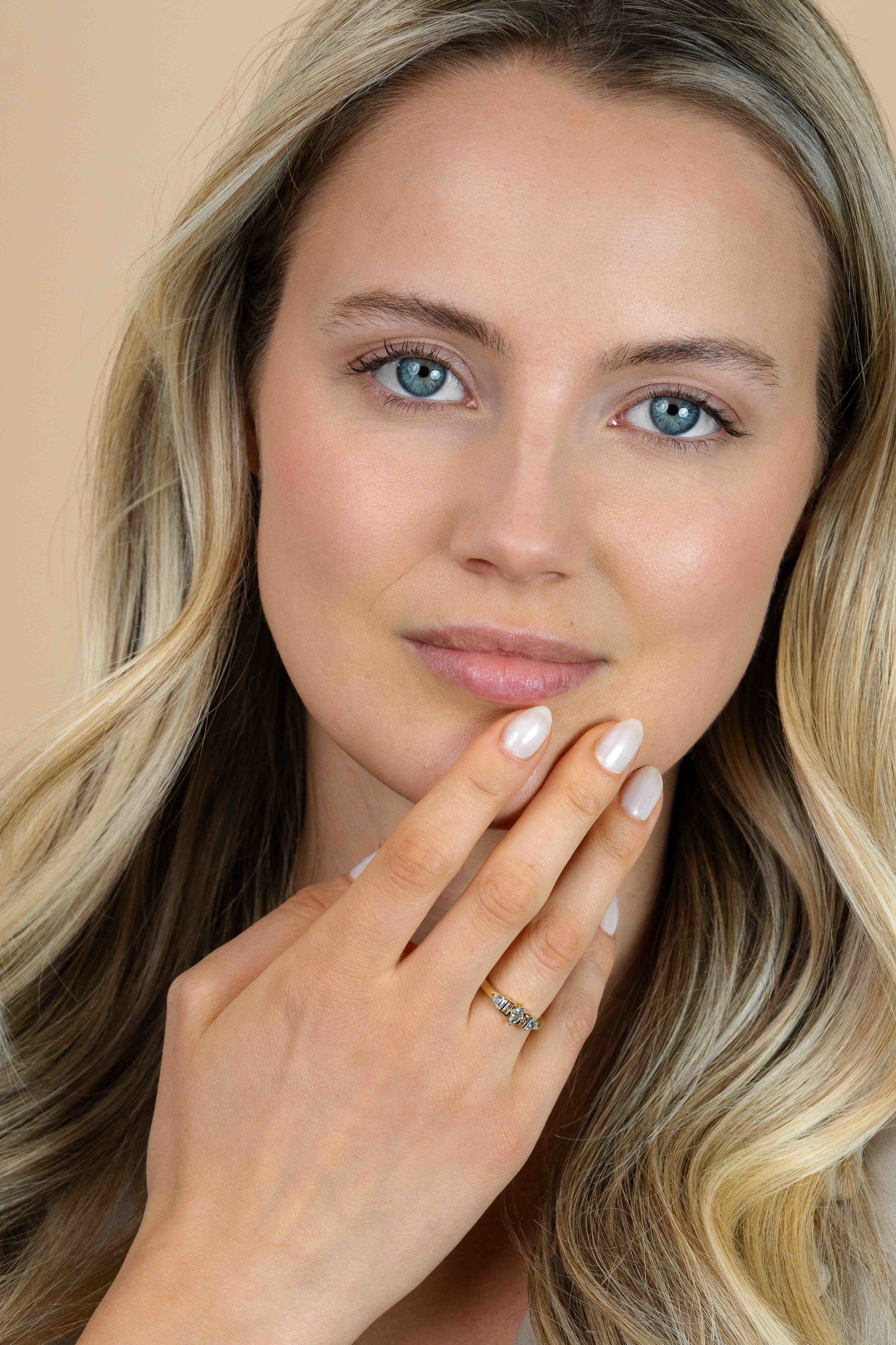 ZINZI gold plated zilveren ring met zettingen in peer, rechthoek en driehoeksvorm bezet met lichtblauwe en champagne kleurstenen ZIR2630B