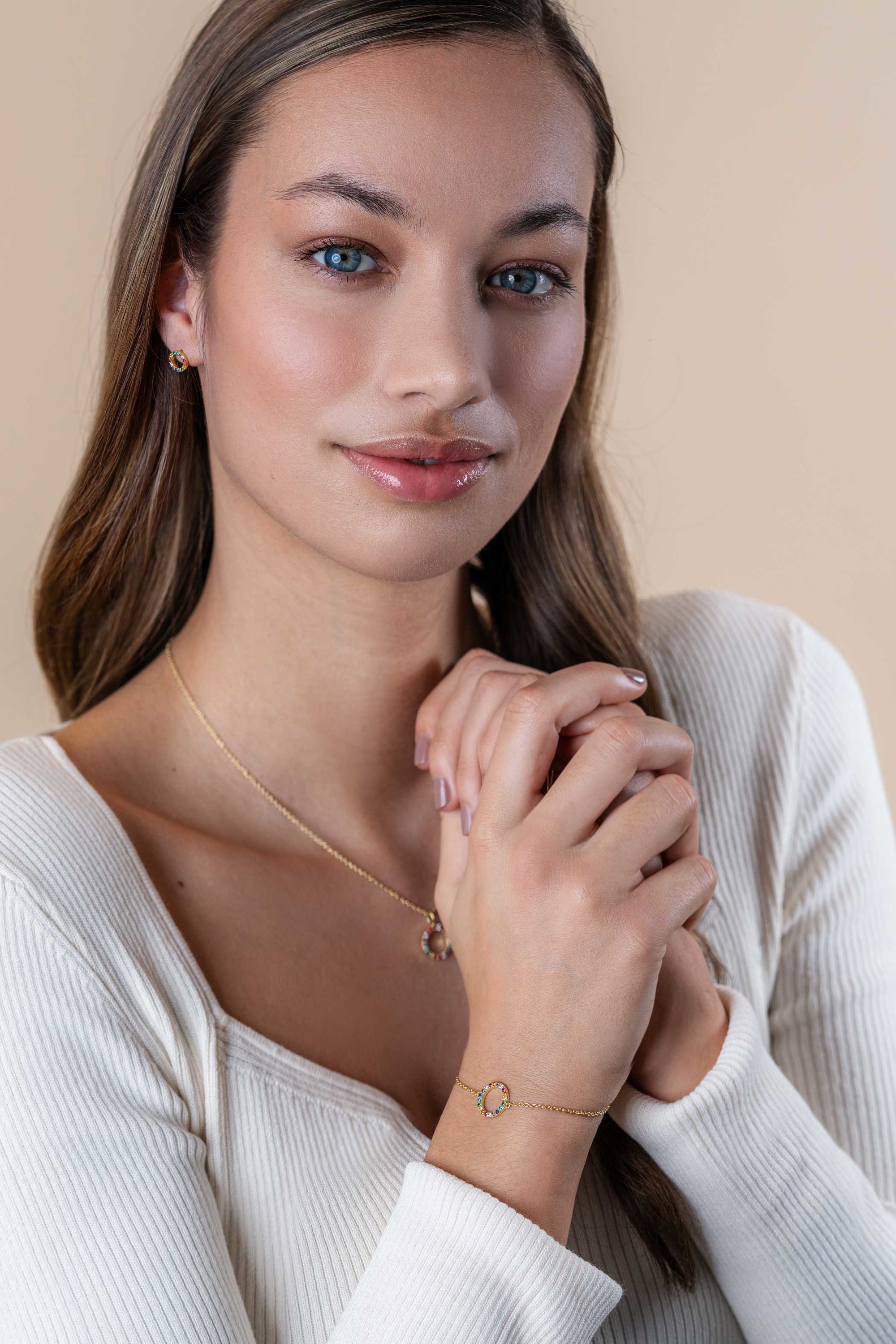 ZINZI gold plated zilveren armband met open rondje 12mm bezet regenboog 17-20cm ZIA2170