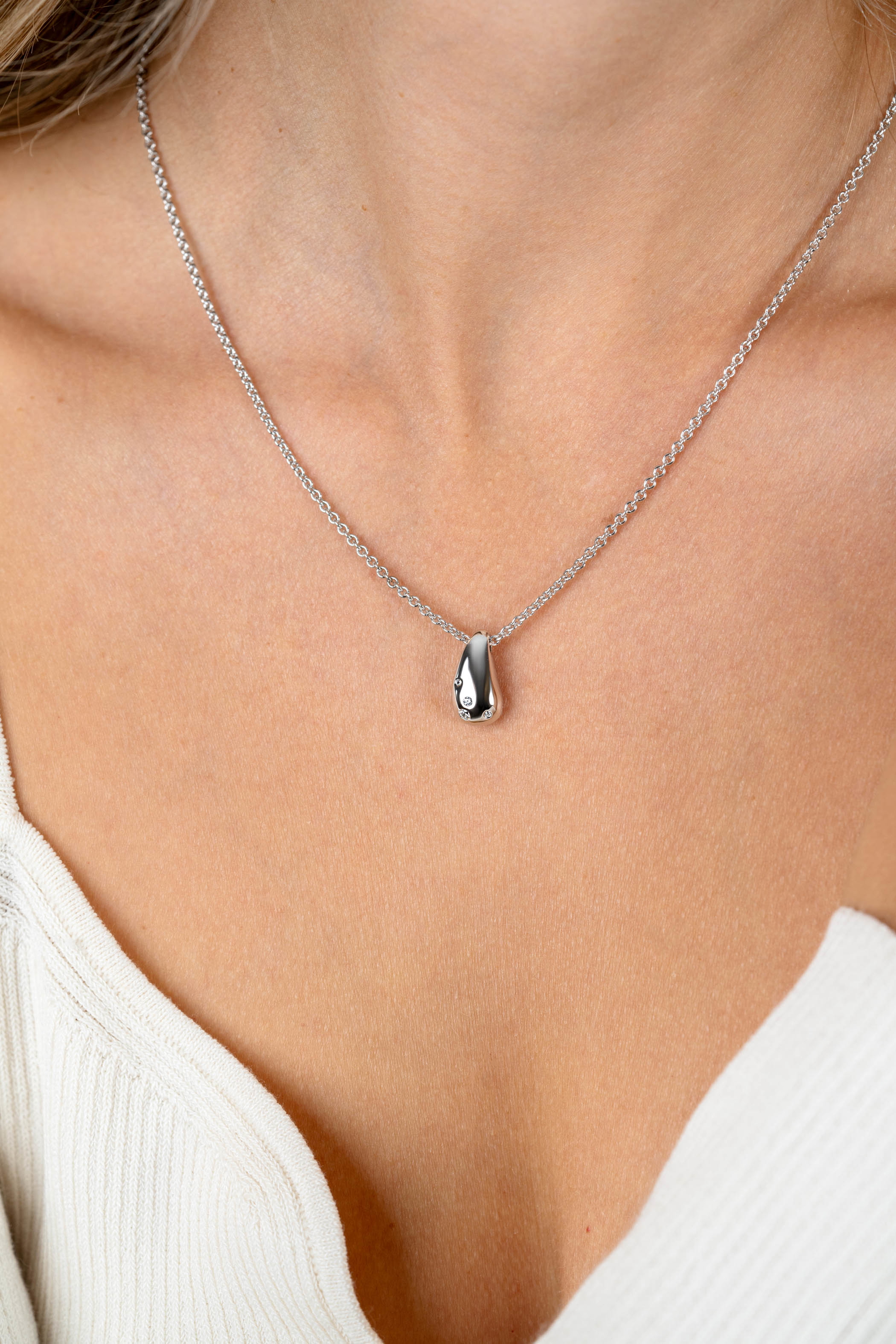ZINZI zilveren schakel ketting met druppelvormige hanger (15mm) bezet met vier witte zirkonia's 42-45 cm ZIC2655