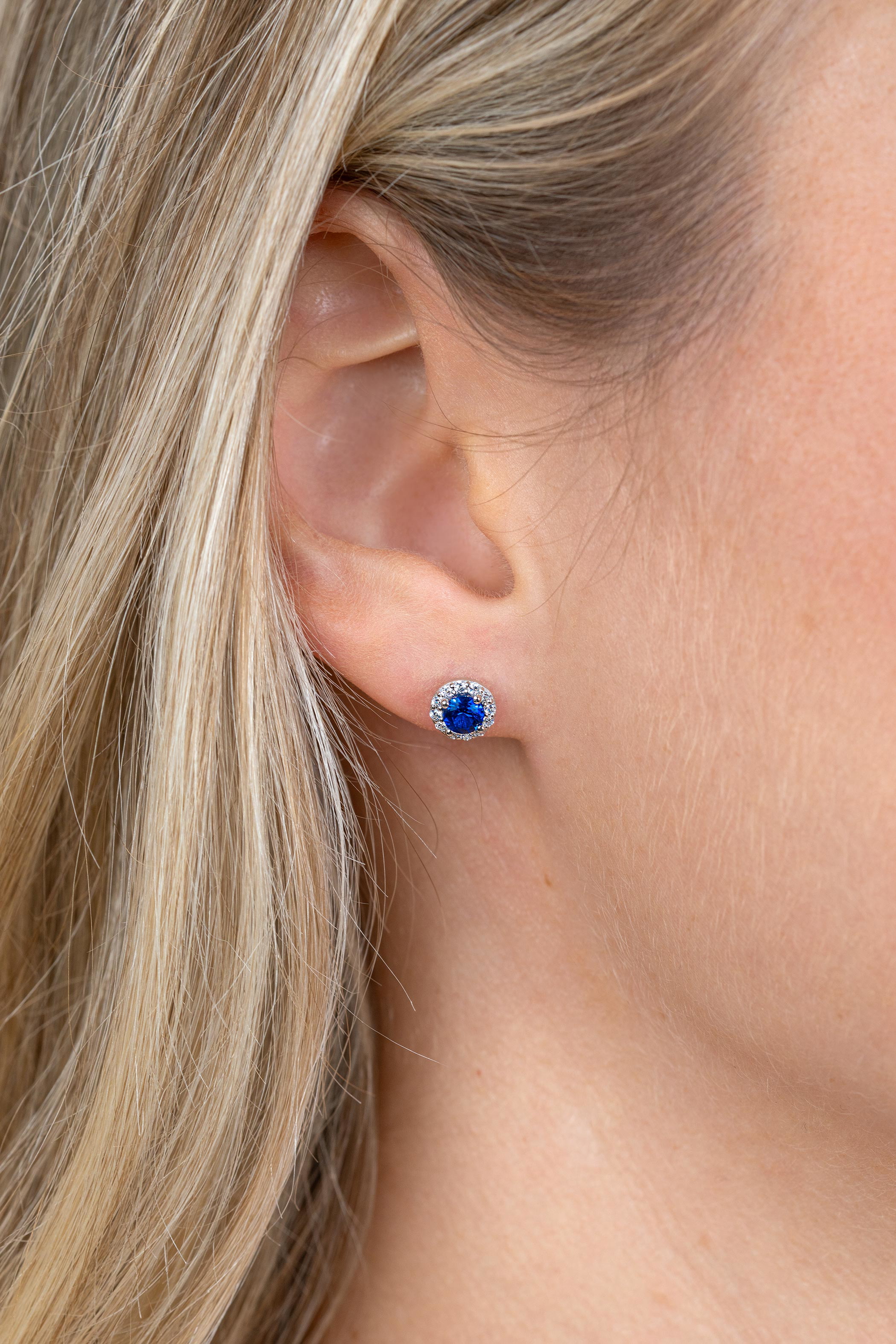 6,5mm ZINZI zilveren oorstekers met saffierblauwe kleursteen in entourage zetting ZIO2697B