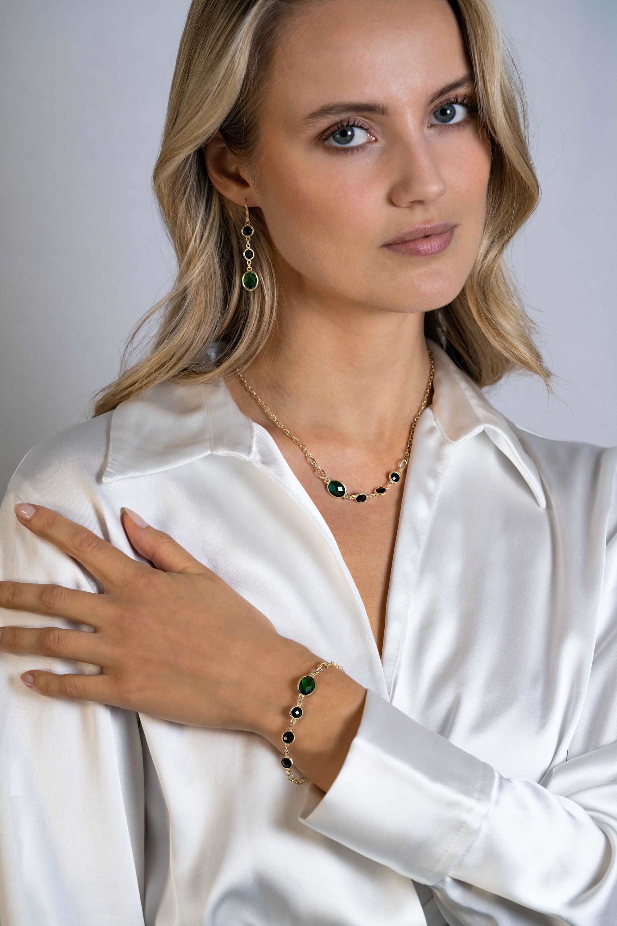 ZINZI gold plated zilveren schakel ketting 45cm met drie ronde zettingen zwart en ovale zetting groen 42-45cm ZIC2389