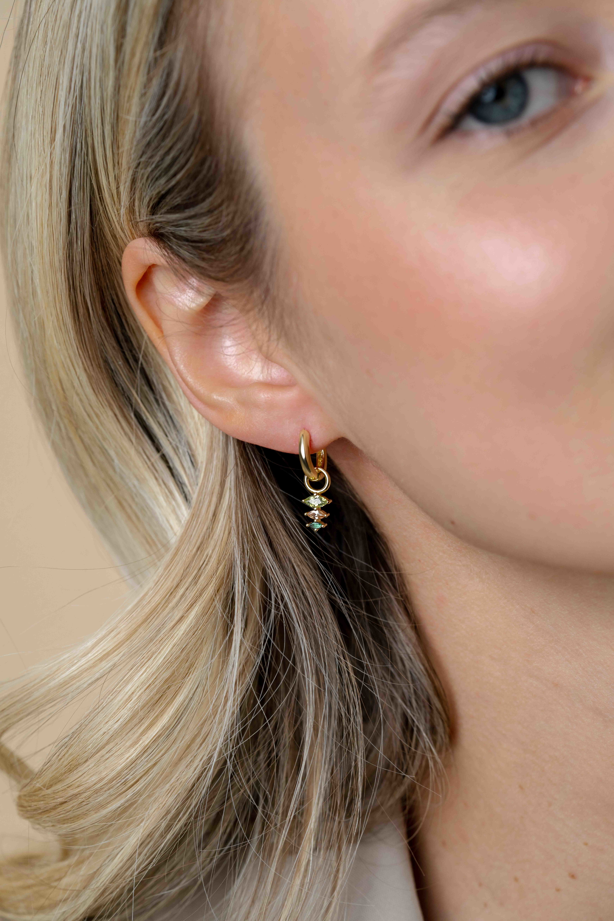 13mm ZINZI gold plated zilveren oorbedels met drie peervormige zettingen in aflopende grootte, bezet met peridot, champagne en donkergroene kleurstenen ZICH2631GC (zonder oorringen)