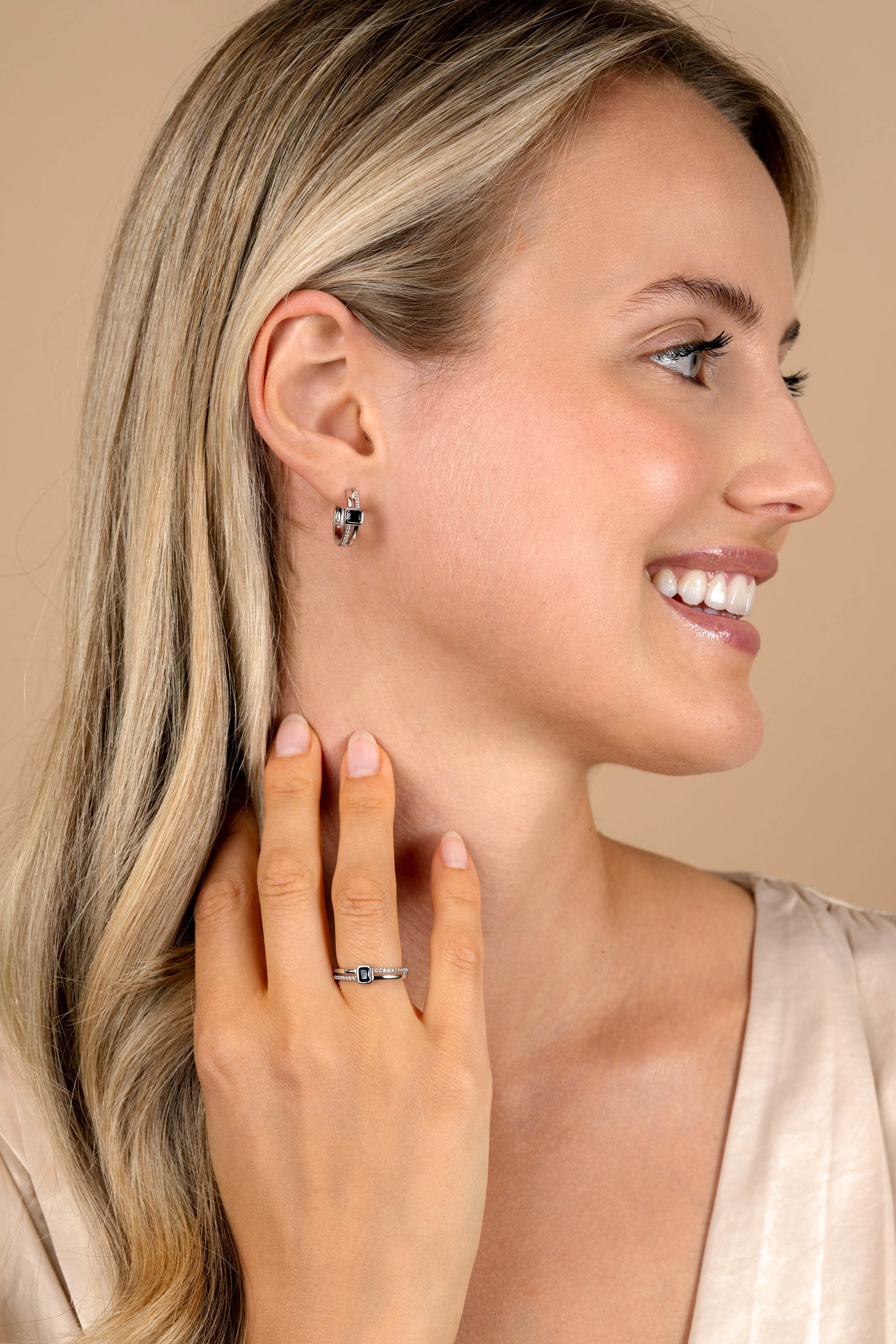 16mm ZINZI silver multi-look hoop earrings with rectangular black cubic zirconia and white cubic zirconia. Luxury clasp ZIO2626Z