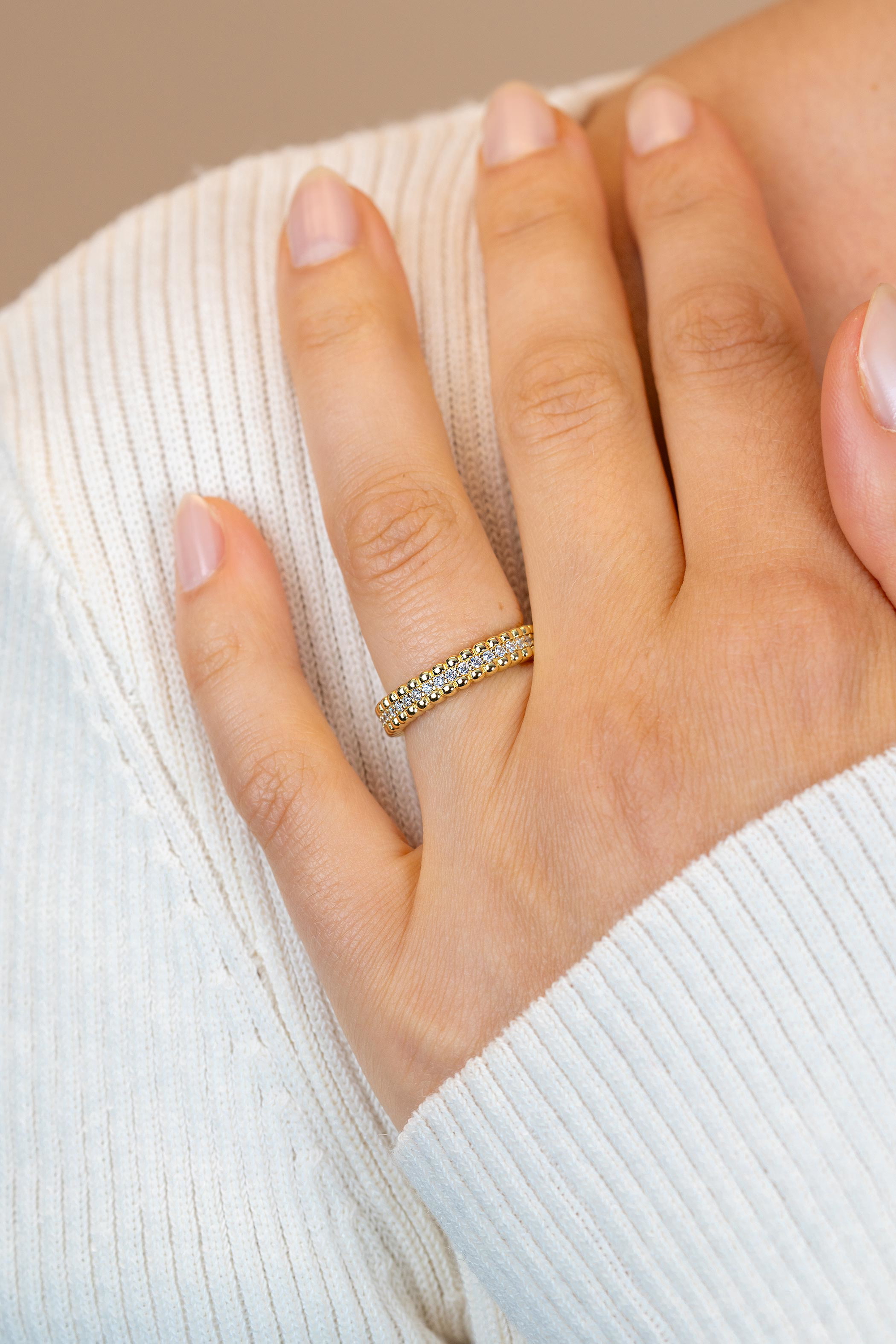 ZINZI goldplated zilveren multi-look ring met speelse structuur en een rij witte zirkonia's als middenbaan ZIR2834Y