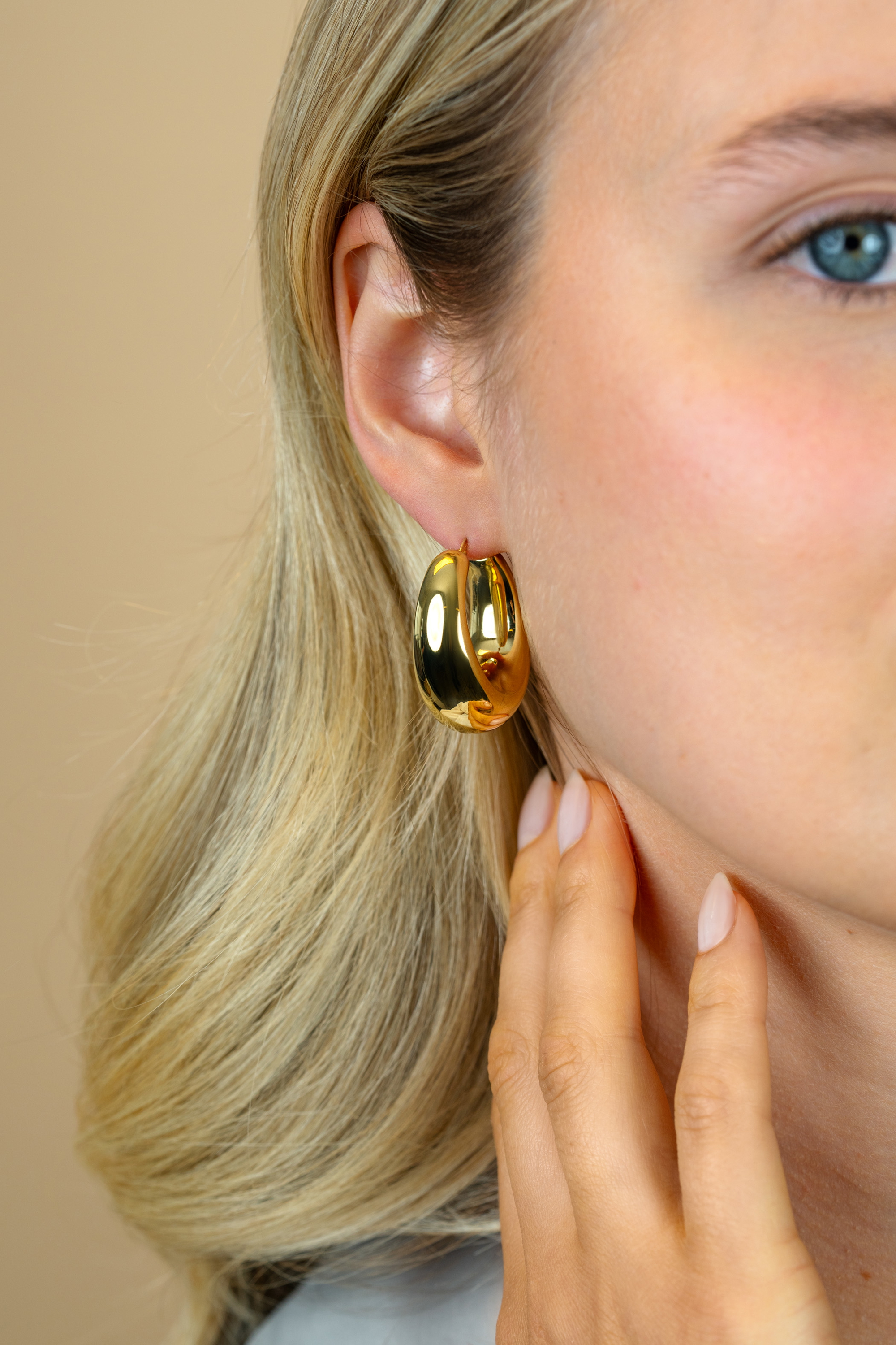 31mm ZINZI gold plated zilveren oorringen met brede buis (9mm) en ovaal model, handige bovensluiting ZIO2750G