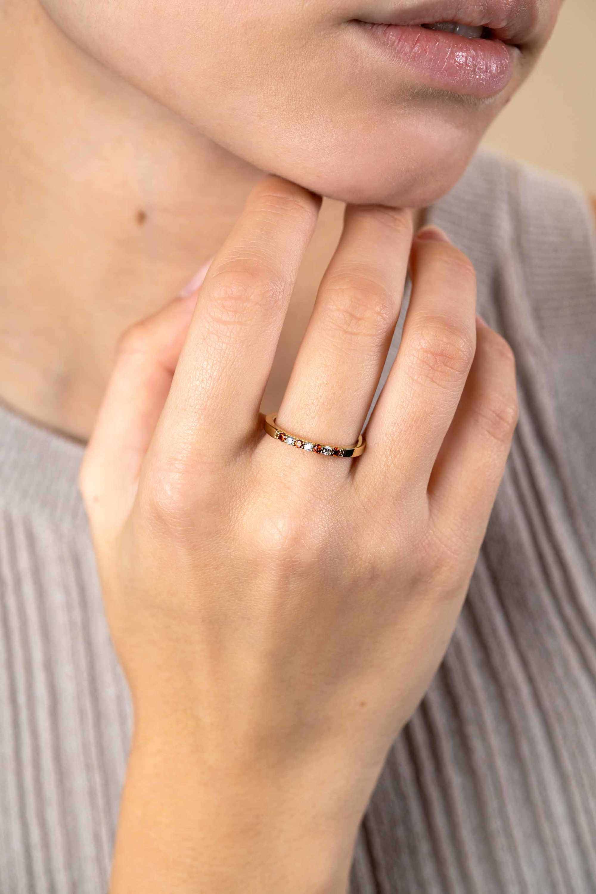 ZINZI gold plated zilveren aanschuifring 2mm breed in chatonzettingen bezet met rood granaat kleurstenen en witte zirconia's ZIR2558