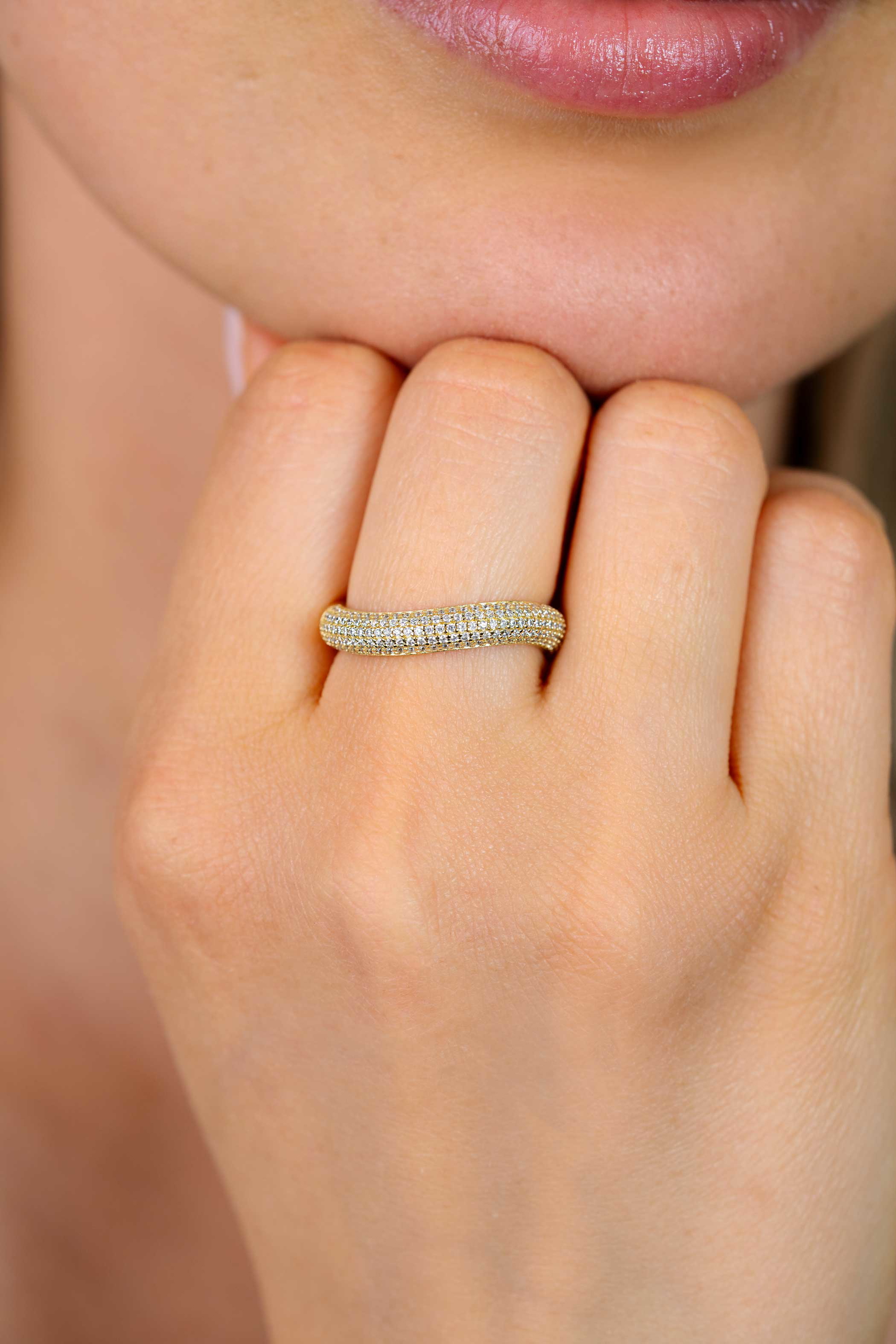 ZINZI gold plated zilveren ring volledig bezet met pavé gezette witte zirkonia’s in een vloeiende lijn ZIR2883Y