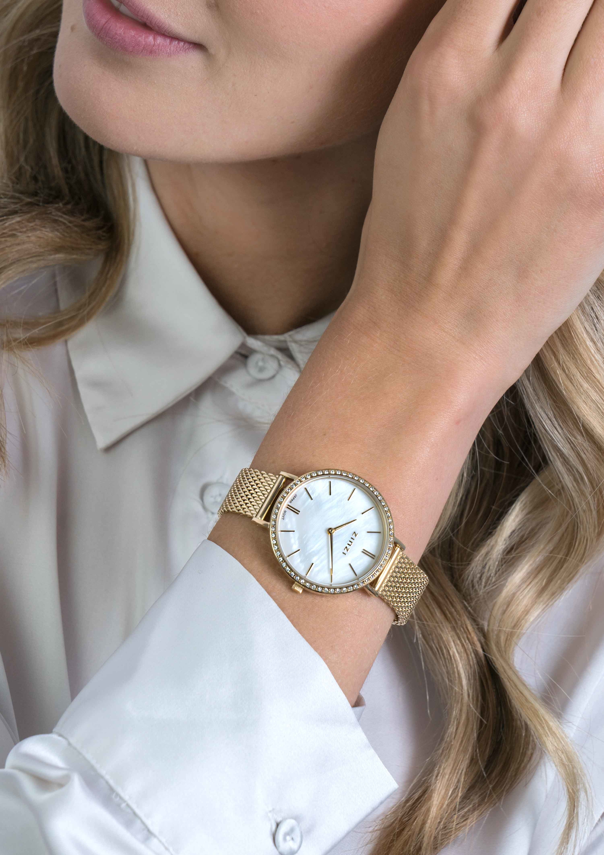 ZINZI horloge GRACE 34mm wit parelmoer wijzerplaat, rondom bezet met witte crystals, goudkleurige stalen kast en band ziw1334
