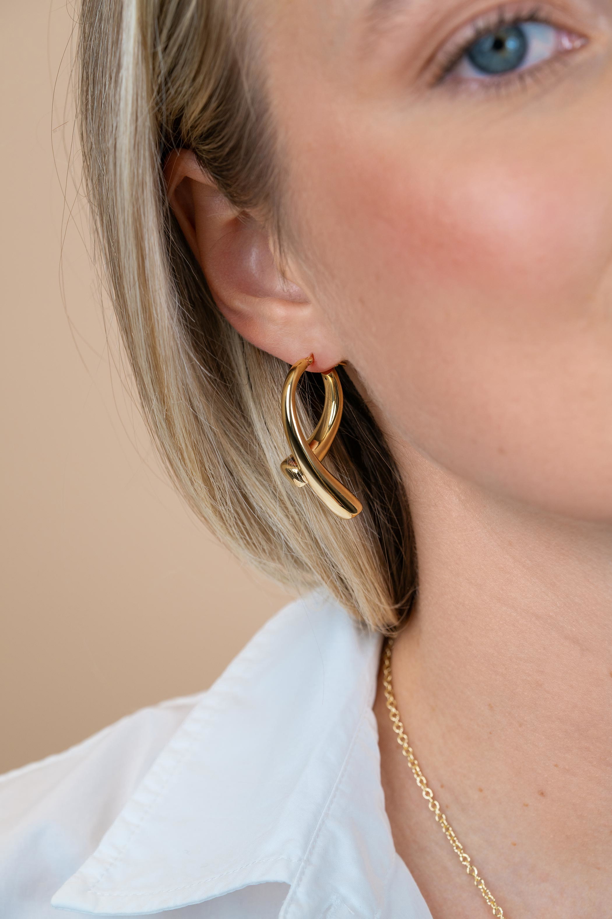 35mm ZINZI goldplated zilveren grote oorringen in organische druppelvorm met vloeiende lijnen en handige bovensluiting ZIO2786G