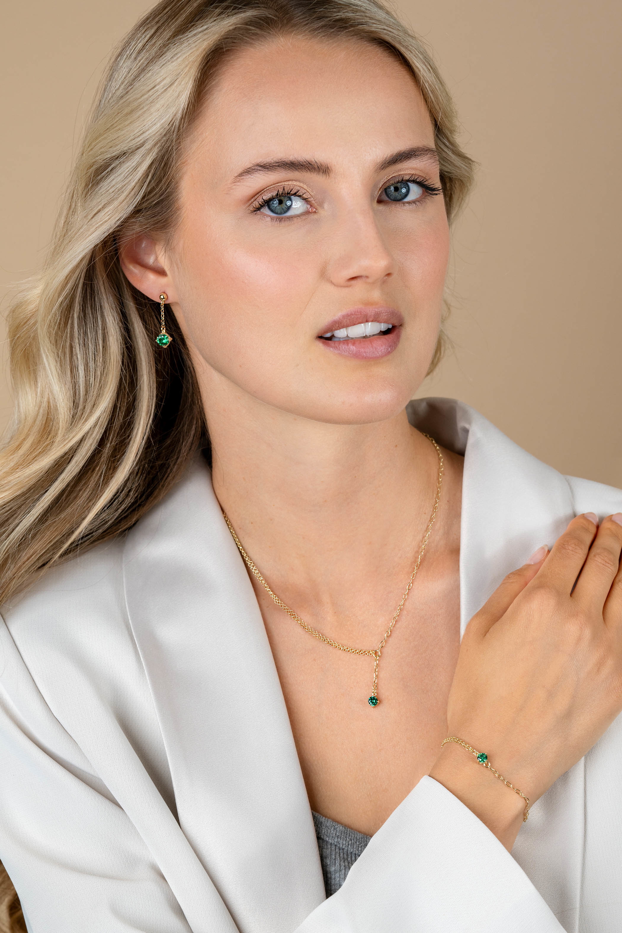 26mm ZINZI gold plated silver stud earrings with chain and a dangling round green gemstone ZIO2660G