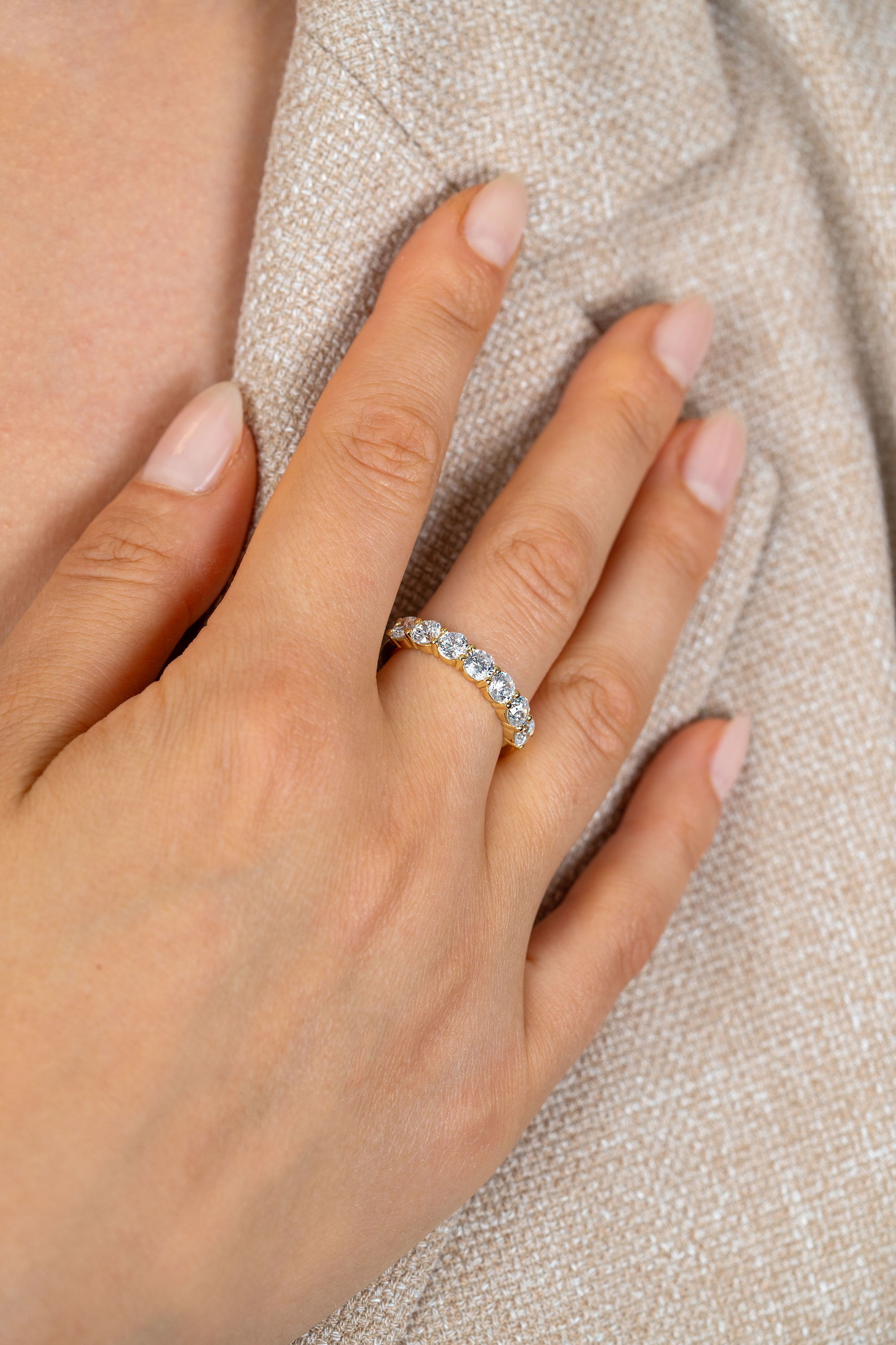 ZINZI goldplated zilveren rijring (4mm breed) bezet met 7 witte zirconia's ZIR2808