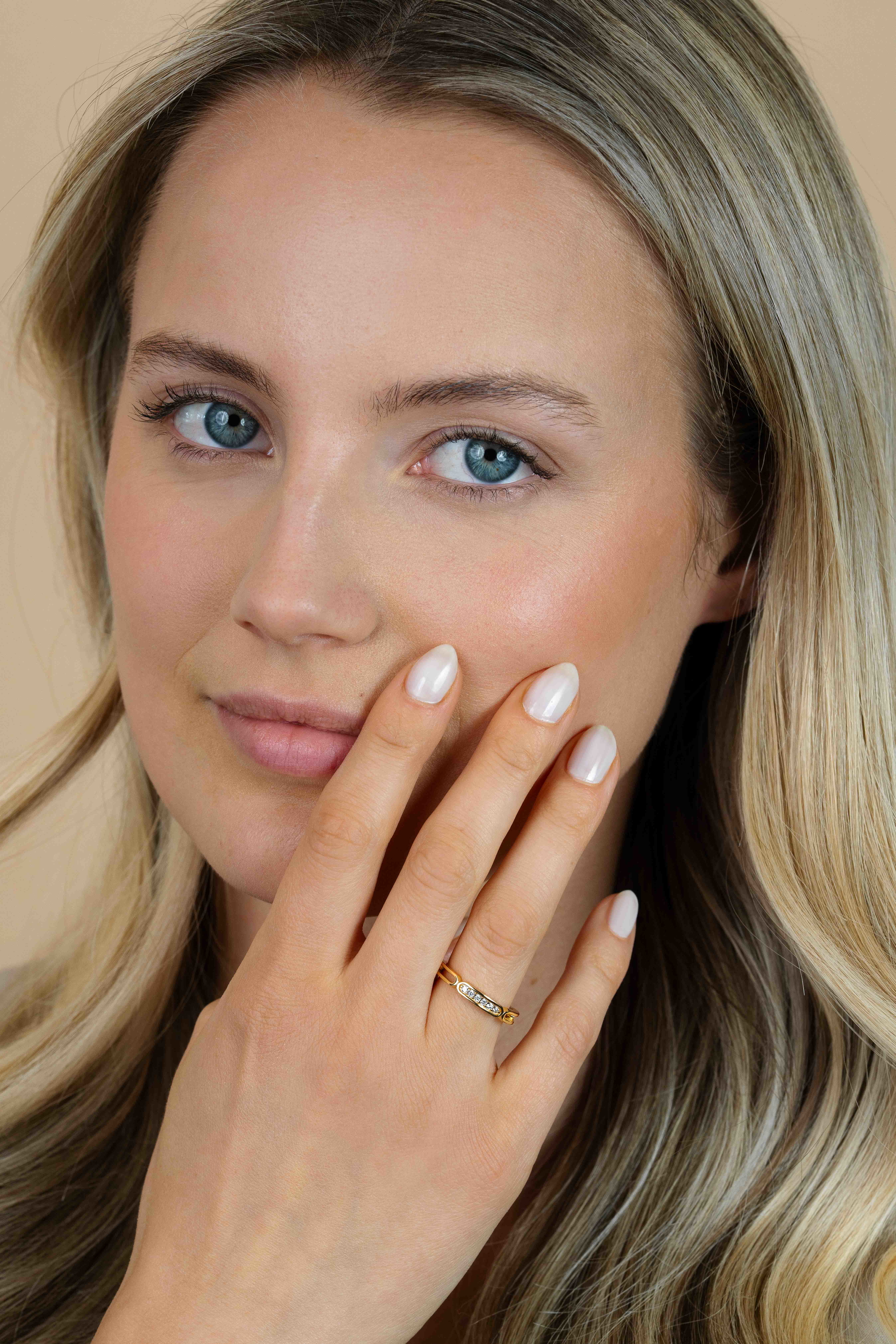 ZINZI gold plated zilveren aanschuifring 3mm breed met trendy ovale vormen wit ZIR2270Y