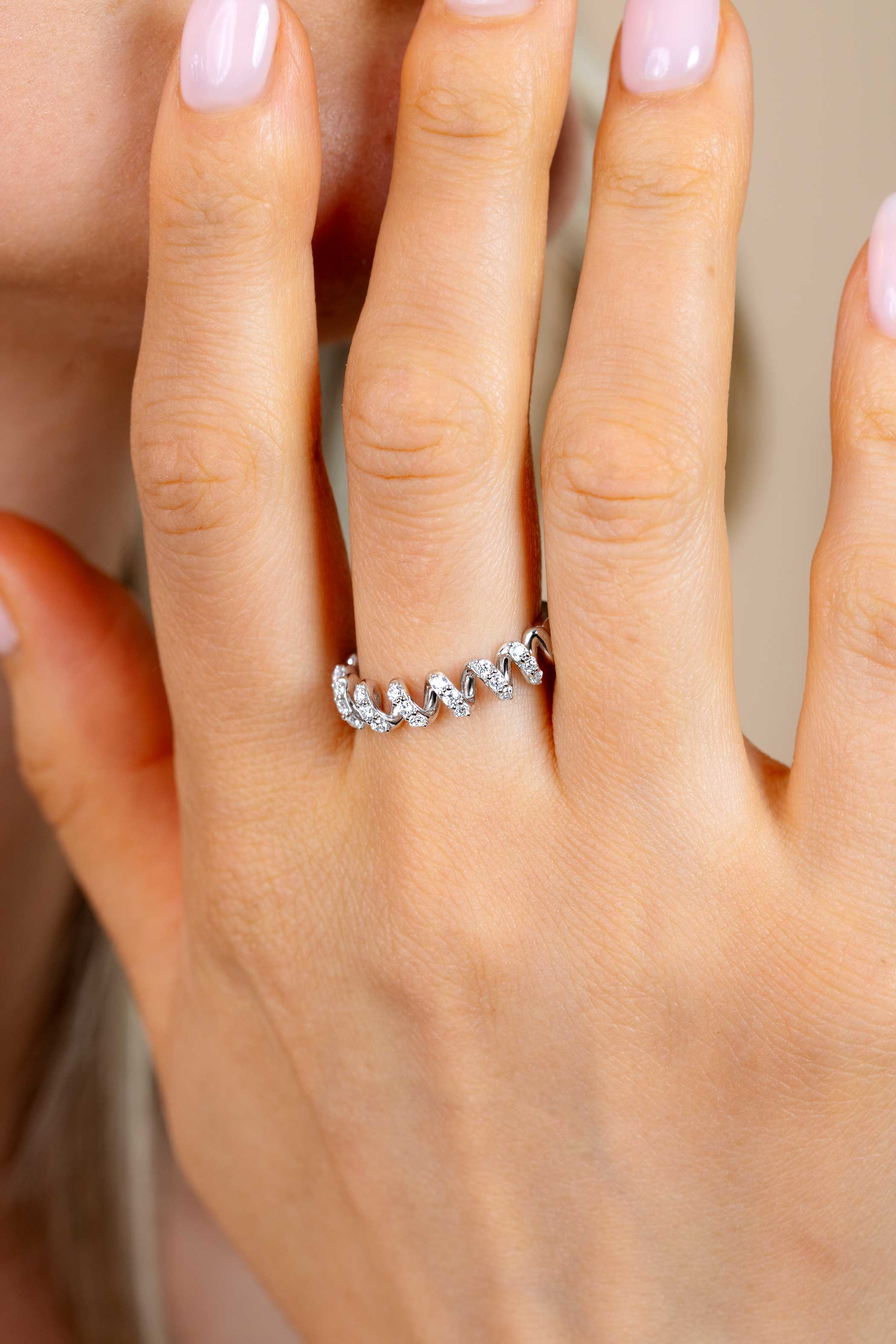 ZINZI zilveren ring met een sierlijk golvend design, bezet met witte zirkonia’s in verfijnde zetting ZIR2877