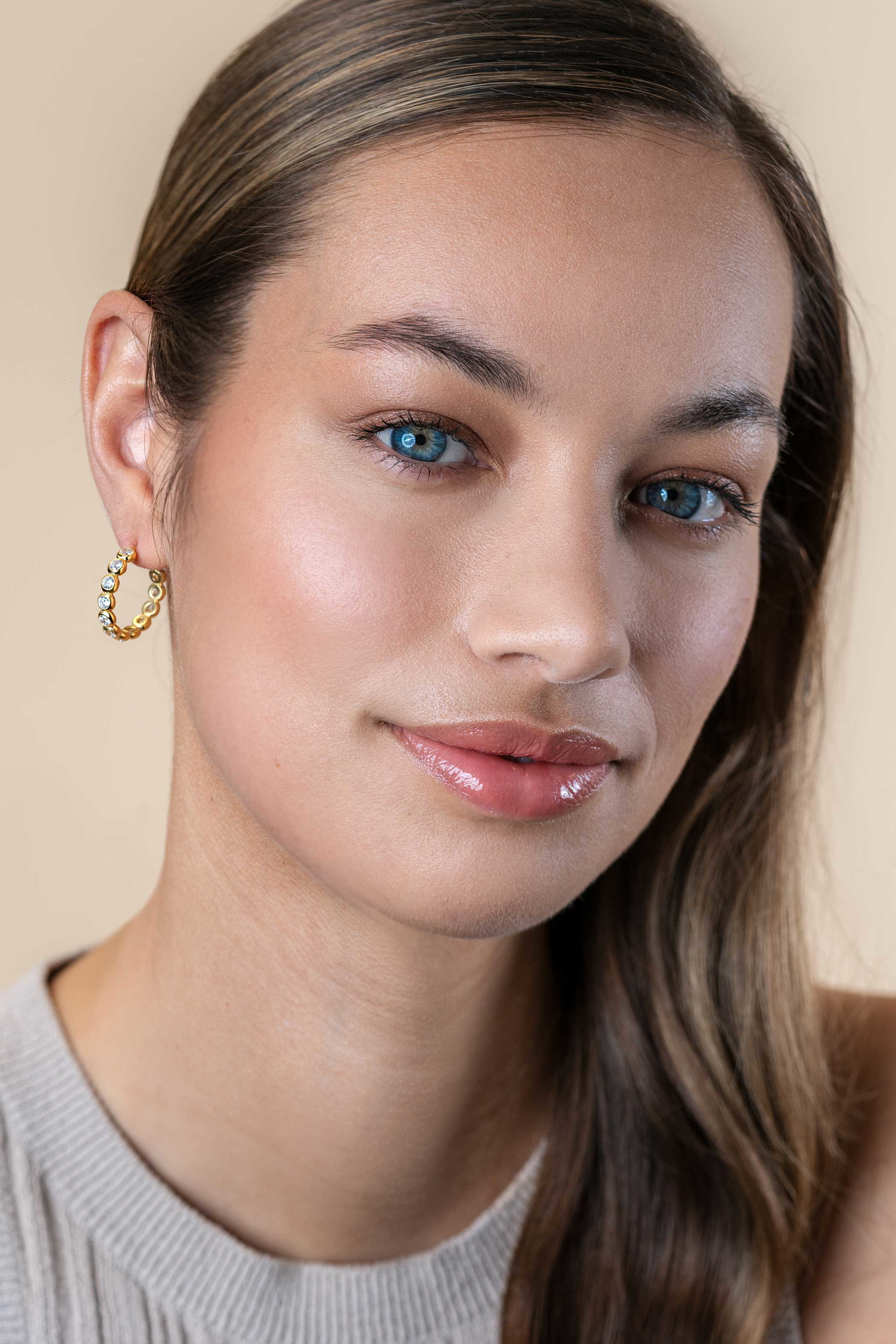 21mm ZINZI gold plated silver half hoop earrings, 4mm tube thickness, set with 12 white zirconias and with butterfly clasp ZIO2573Y
