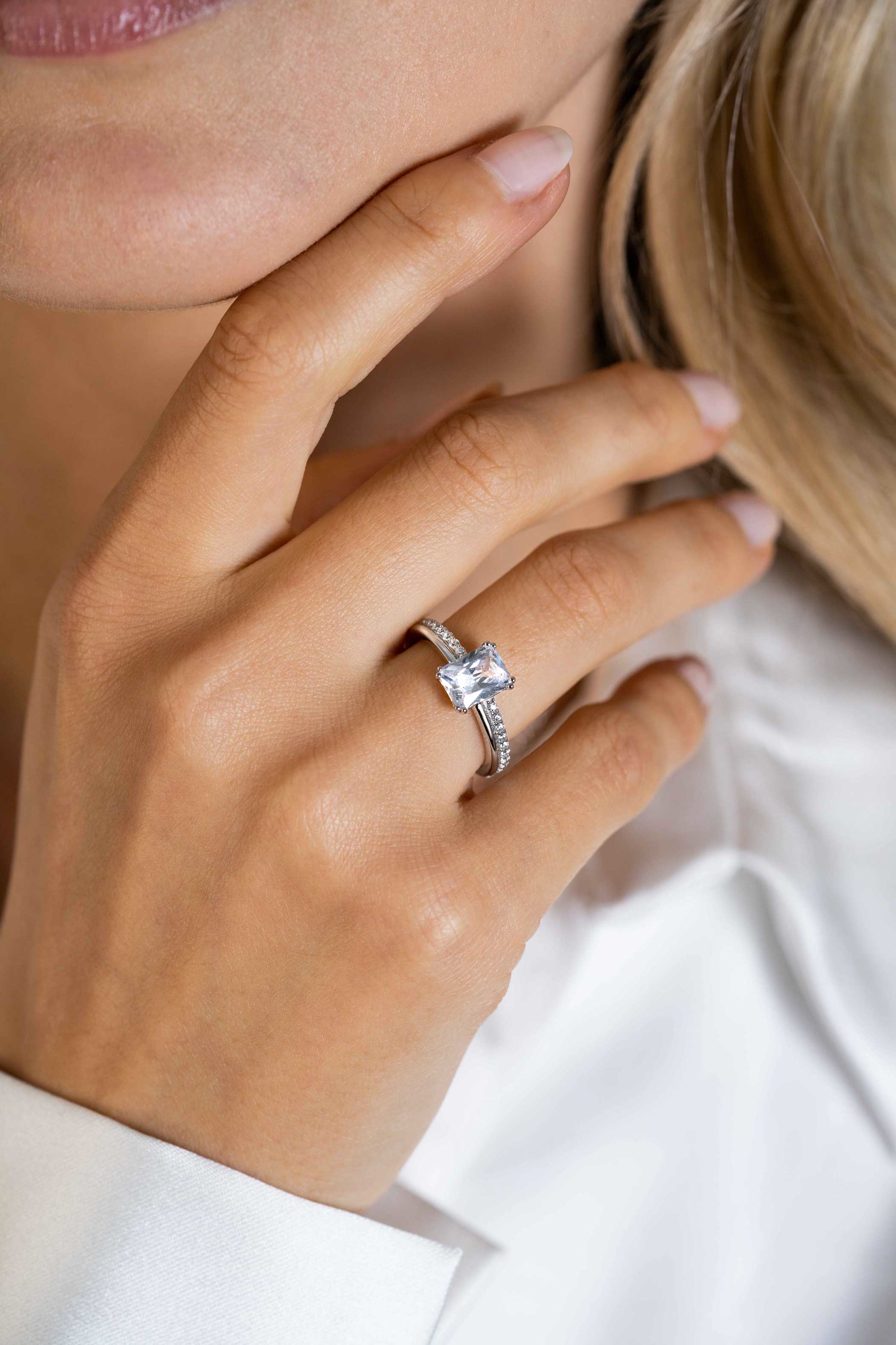 ZINZI zilveren luxe ring met rechthoekige witte zirconia in een vierpoots-zetting. De scheen heeft een multi-look uitstraling. ZIR2392