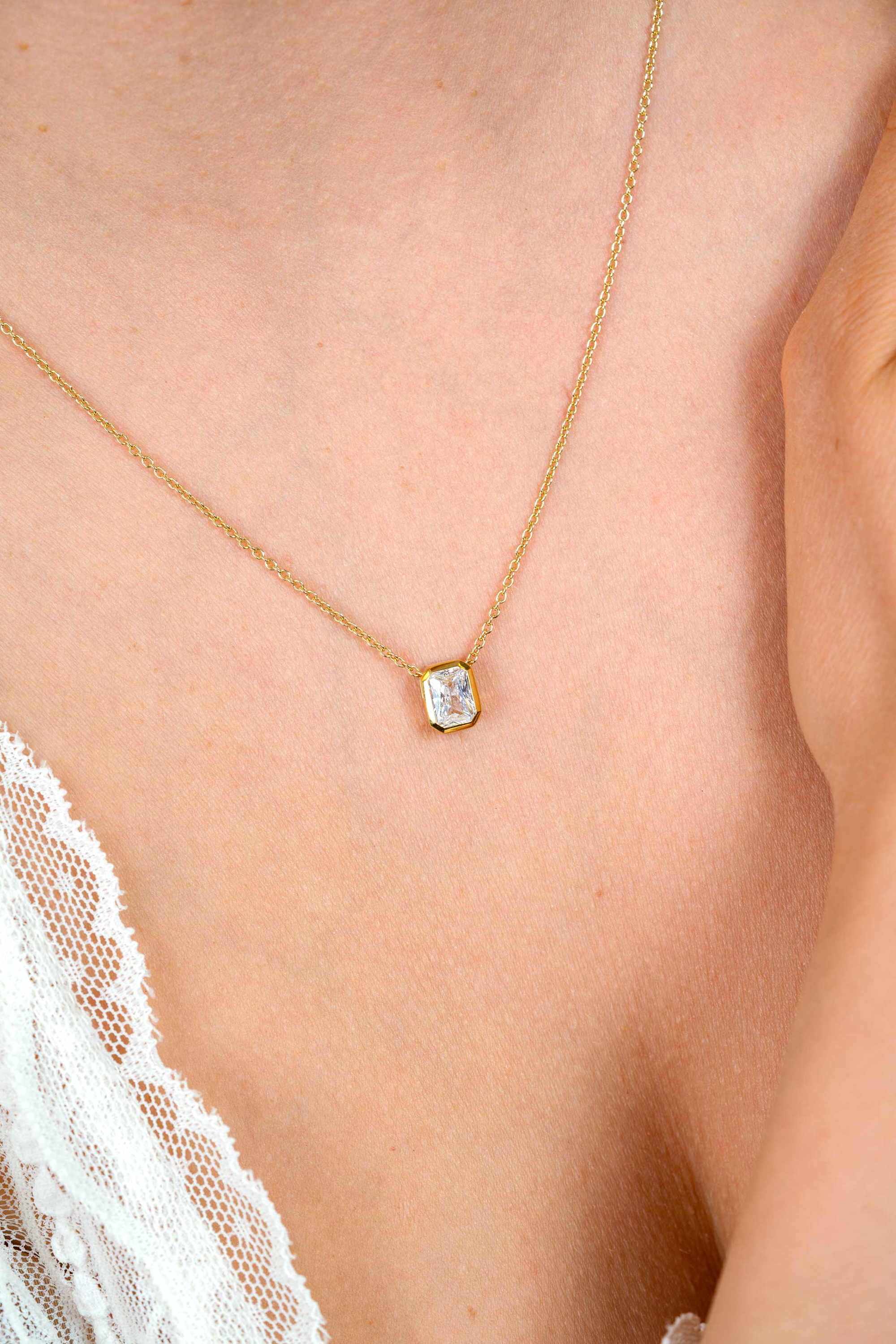 ZINZI gold plated zilveren collier 45cm met een rechthoekige gladde kastzetting (9mm), bezet met een witte zirkonia ZIC2899