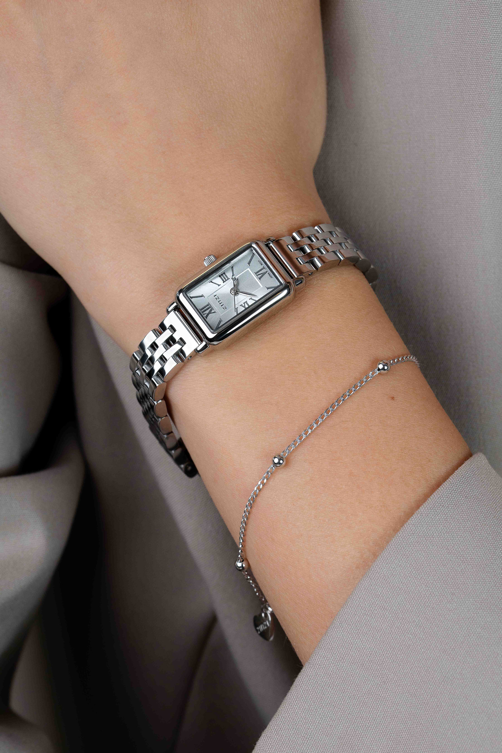 ZINZI Small Elegance horloge zilverkleurige sunray wijzerplaat en rechthoekige kast stalen schakelband 22mm extra dun ZIW2802