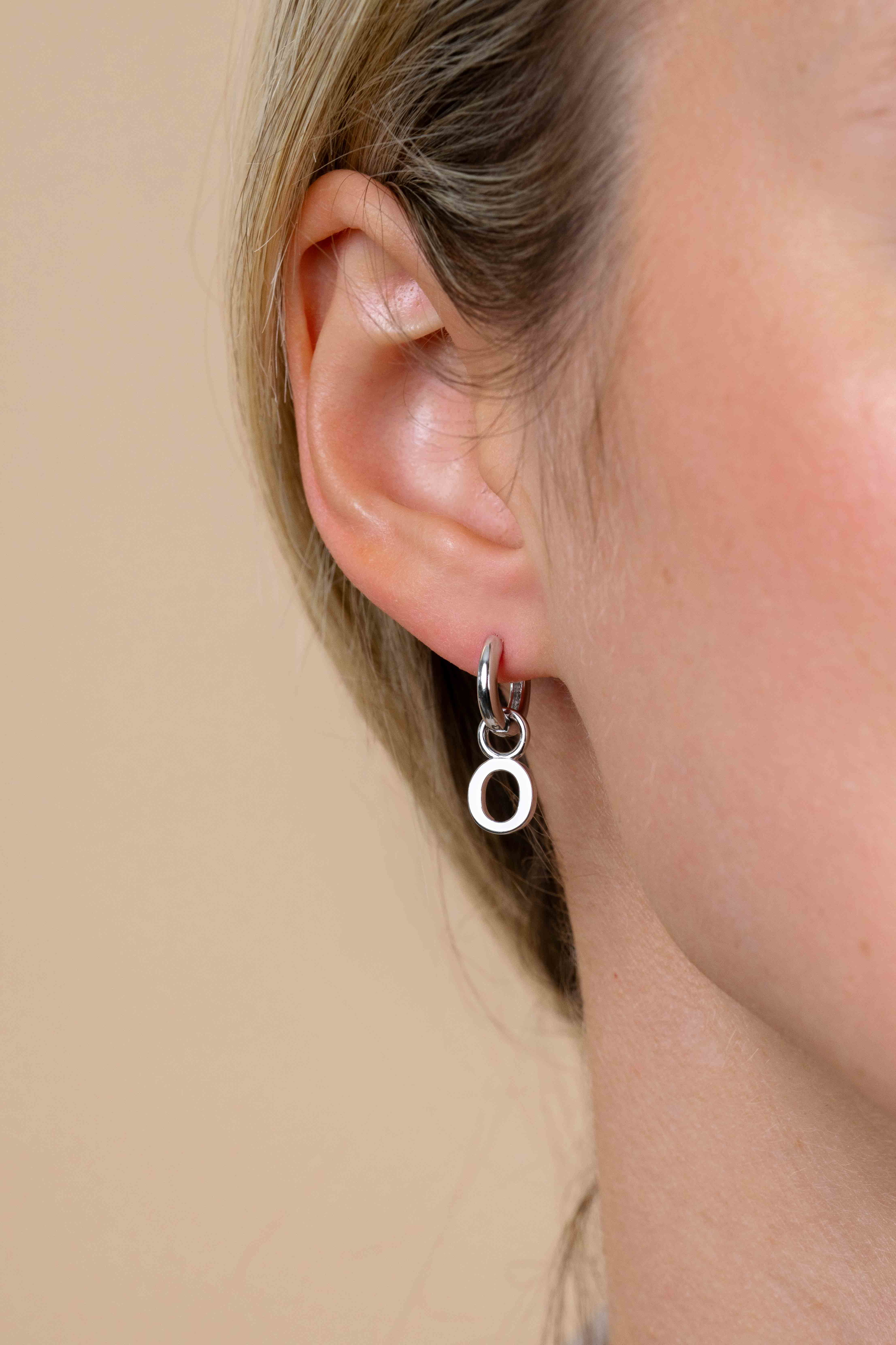 ZINZI Sterling Silver Letter Earrings Pendant O price per piece ZICH2144O (excl. hoop earrings)