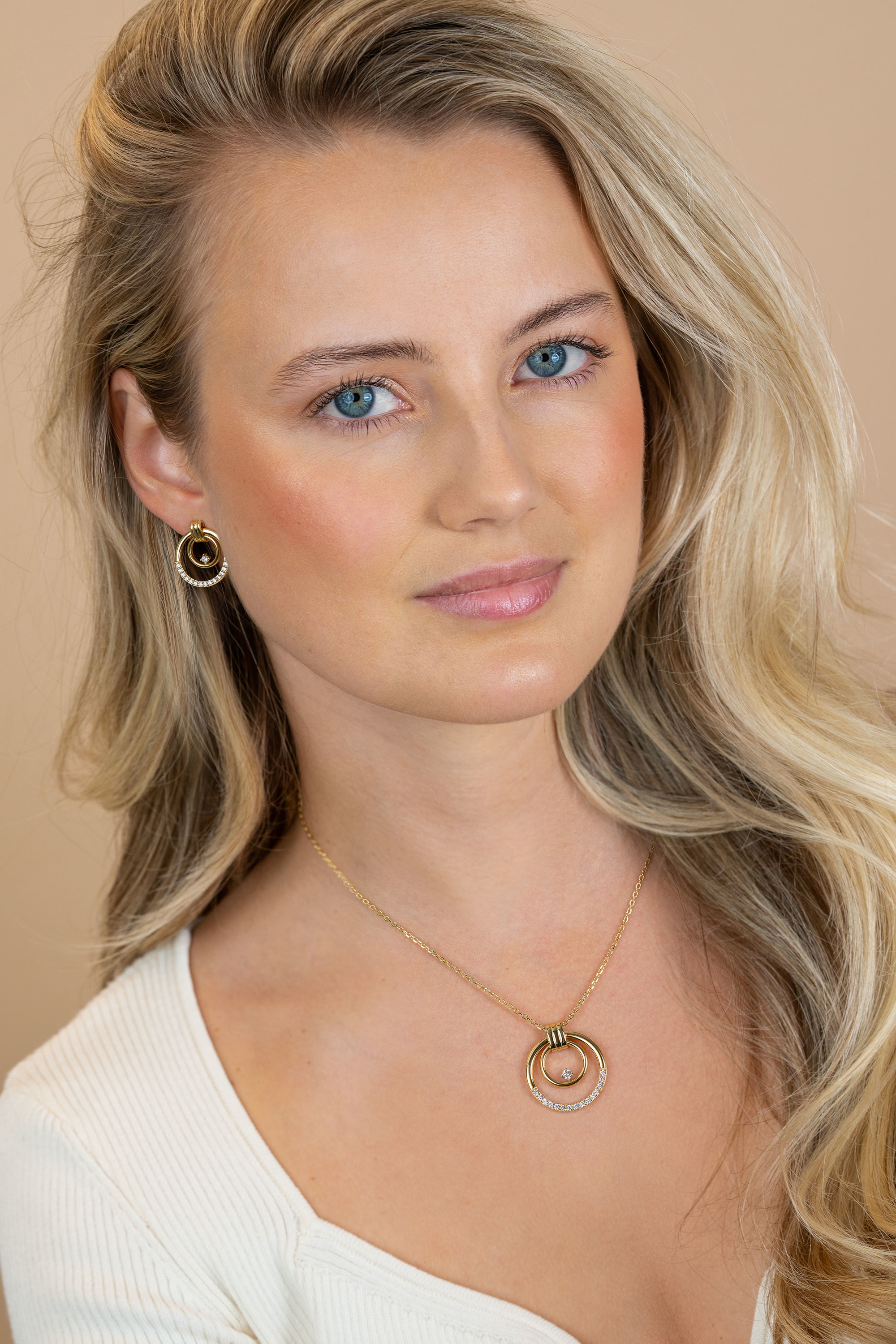 21mm ZINZI goldplated zilveren luxe oorstekers met elegante dubbele ronde ringen, speels bezet met witte zirkonia's ZIO2819