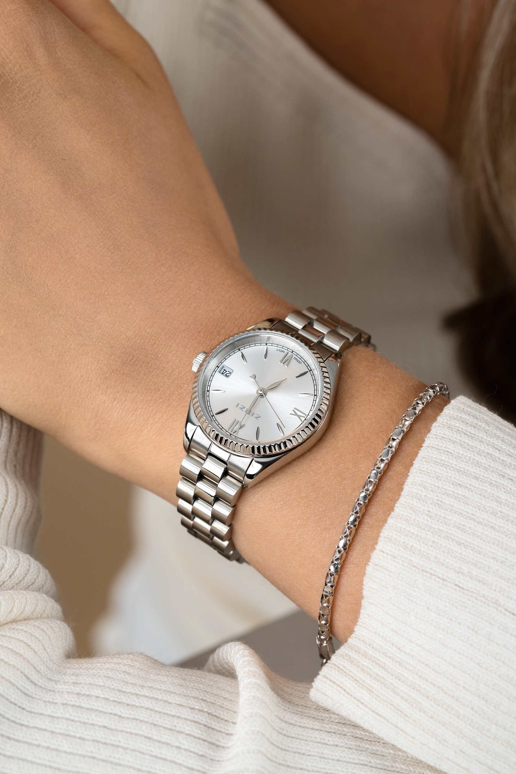 ZINZI Iconic horloge 30mm met datum, gekartelde rand, zilverkleurige wijzerplaat en stalen schakelband ZIW2202
