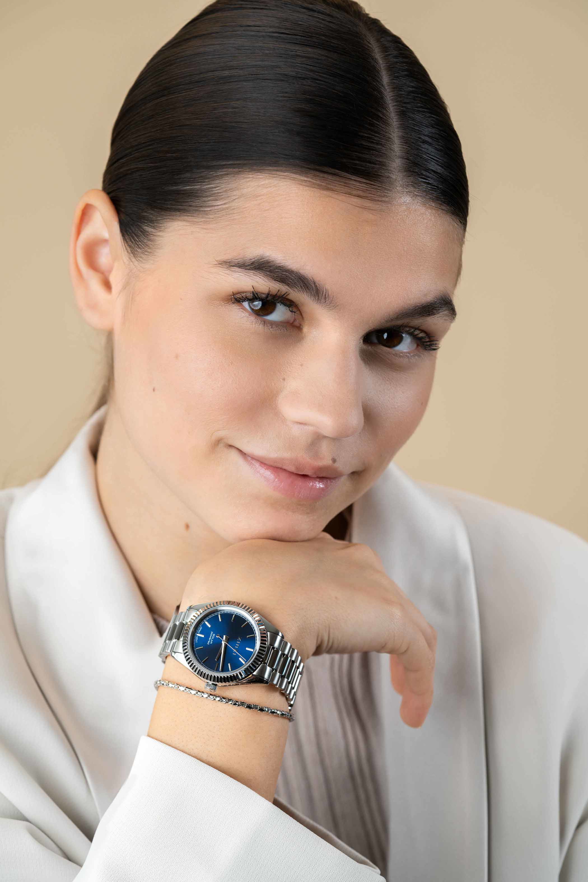 ZINZI Solaris horloge met blauwe wijzerplaat, stalen kast 35mm en stalen band met clip-sluiting. Het Japanse uurwerk loopt op zon- en kunstlicht ZIW2155
