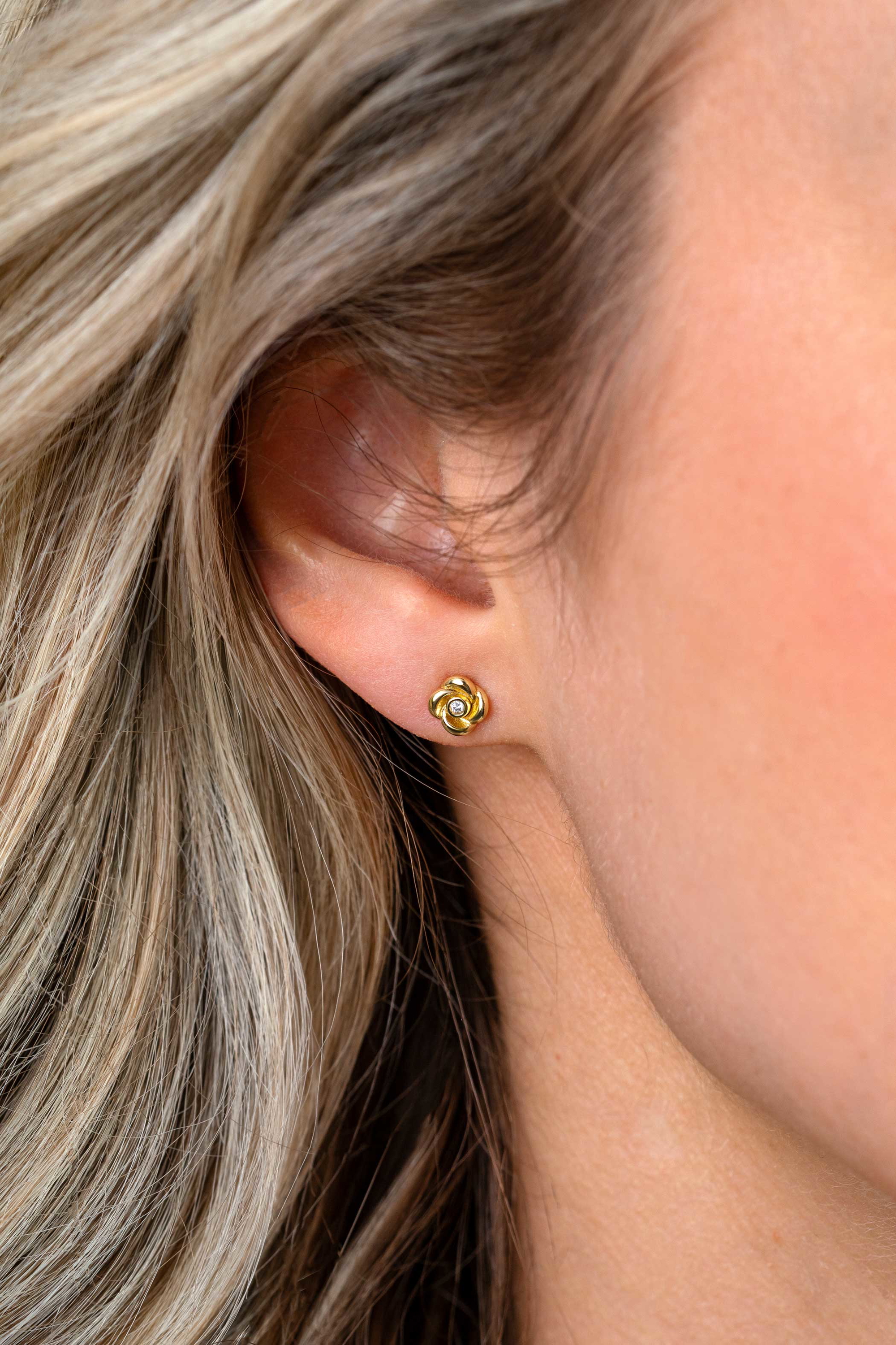 6mm ZINZI gold plated zilveren oorstekers met een roosje, bezet met witte zirkonia ZIO2872Y