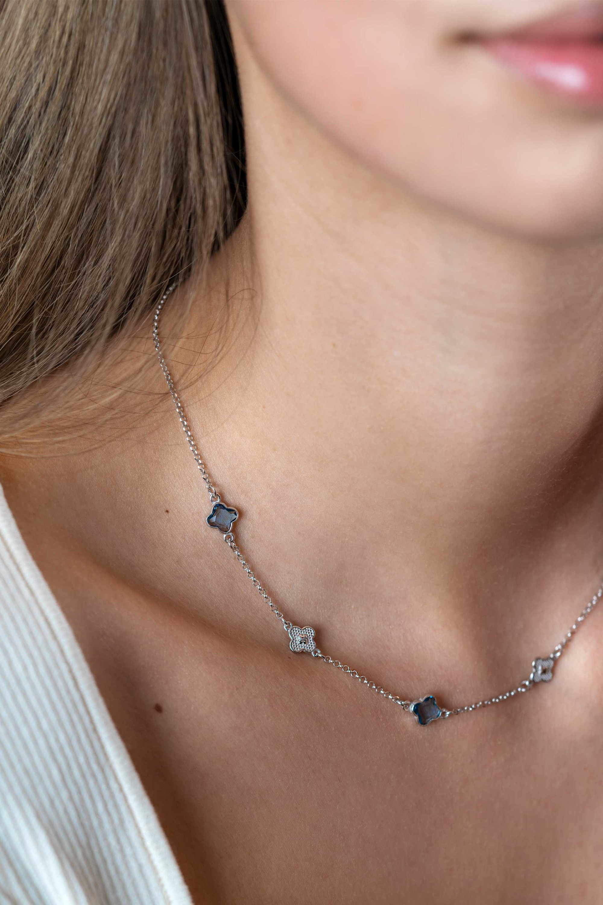 ZINZI zilveren schakel ketting met twee zilveren en drie blauwe klavers 40-45cm ZIC2582
