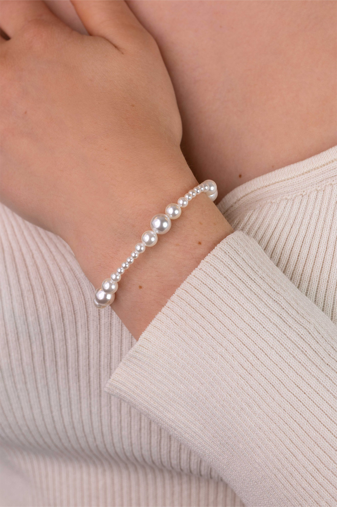 ZINZI gold plated zilveren armband met glanzende witte parels in verschillende groottes en speelse opbouw ZIA2908