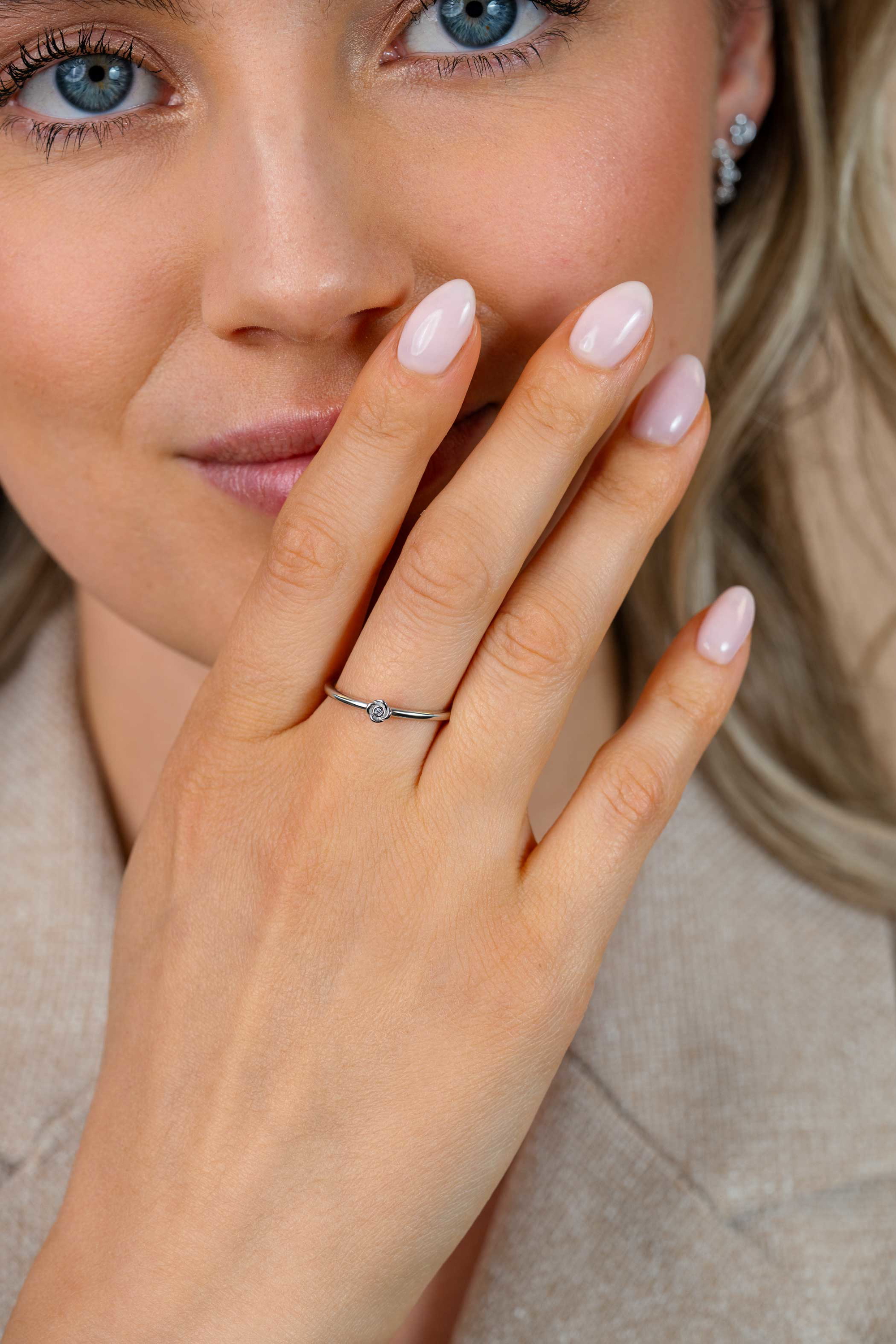 ZINZI zilveren ring met roosvorm (4mm), bezet met een witte zirkonia ZIR2872