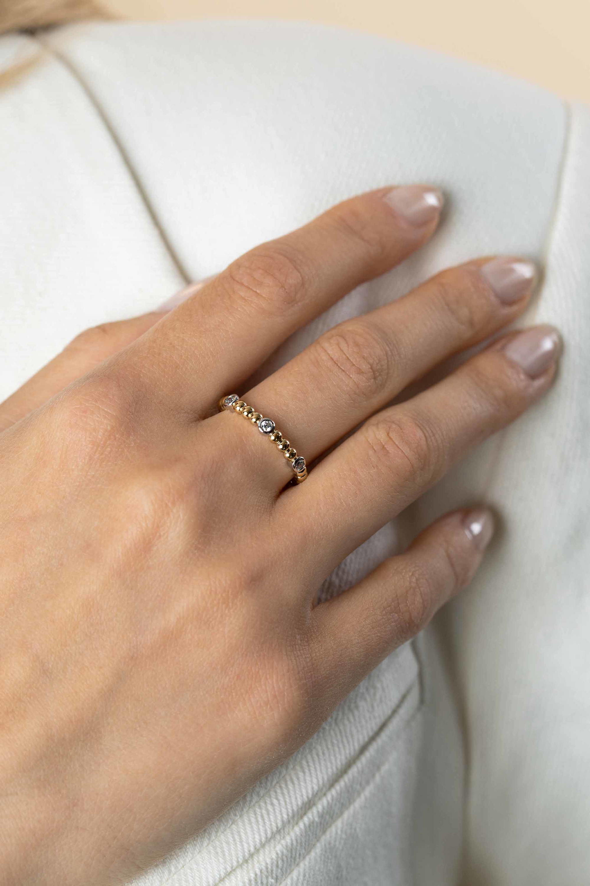 ZINZI gold plated zilveren aanschuifring met bolletjes scheen en drie ronde zettingen bezet met witte zirconia ZIR2569