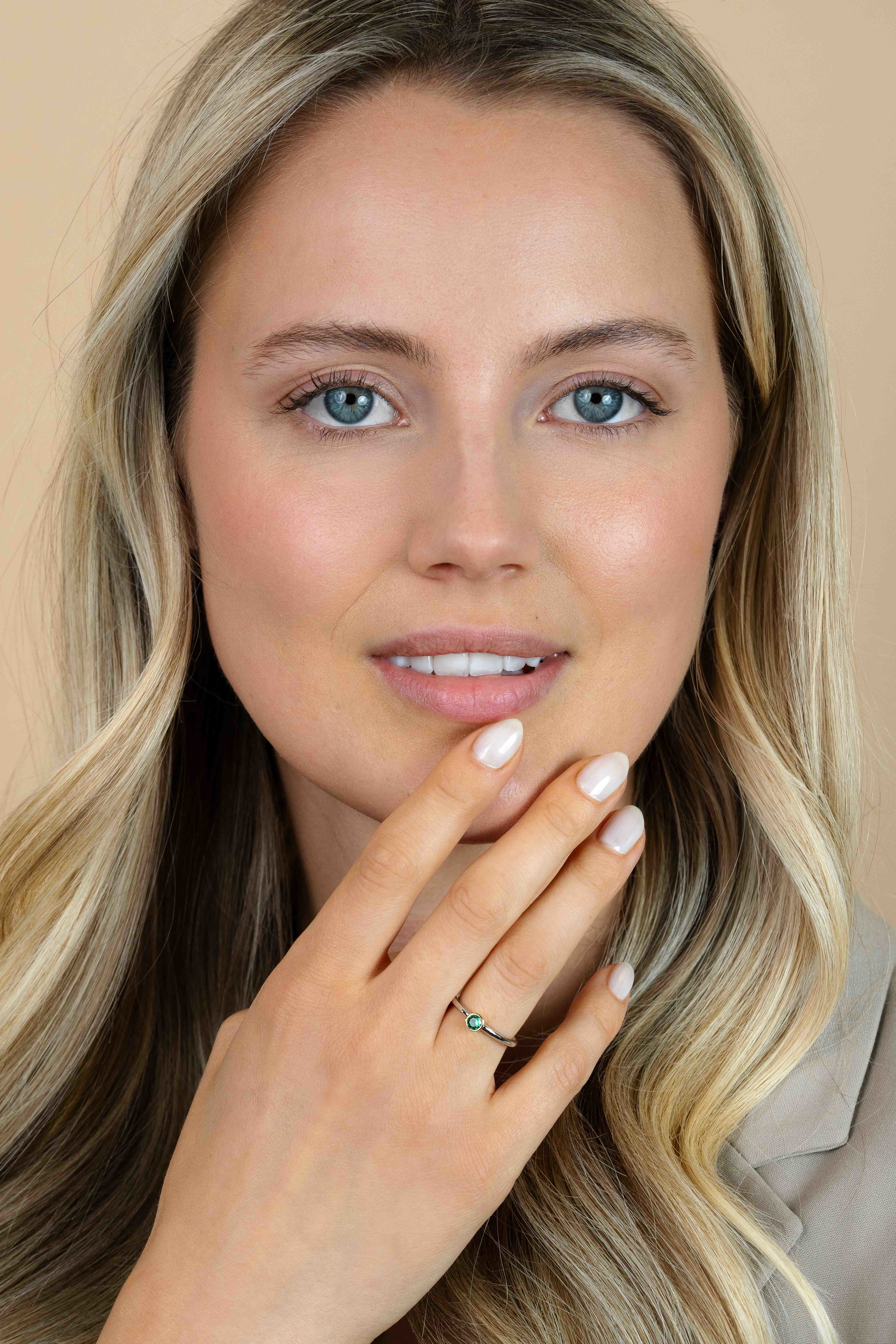 ZINZI zilveren ring bicolor glad rond met groene zirconia ZIR1177G