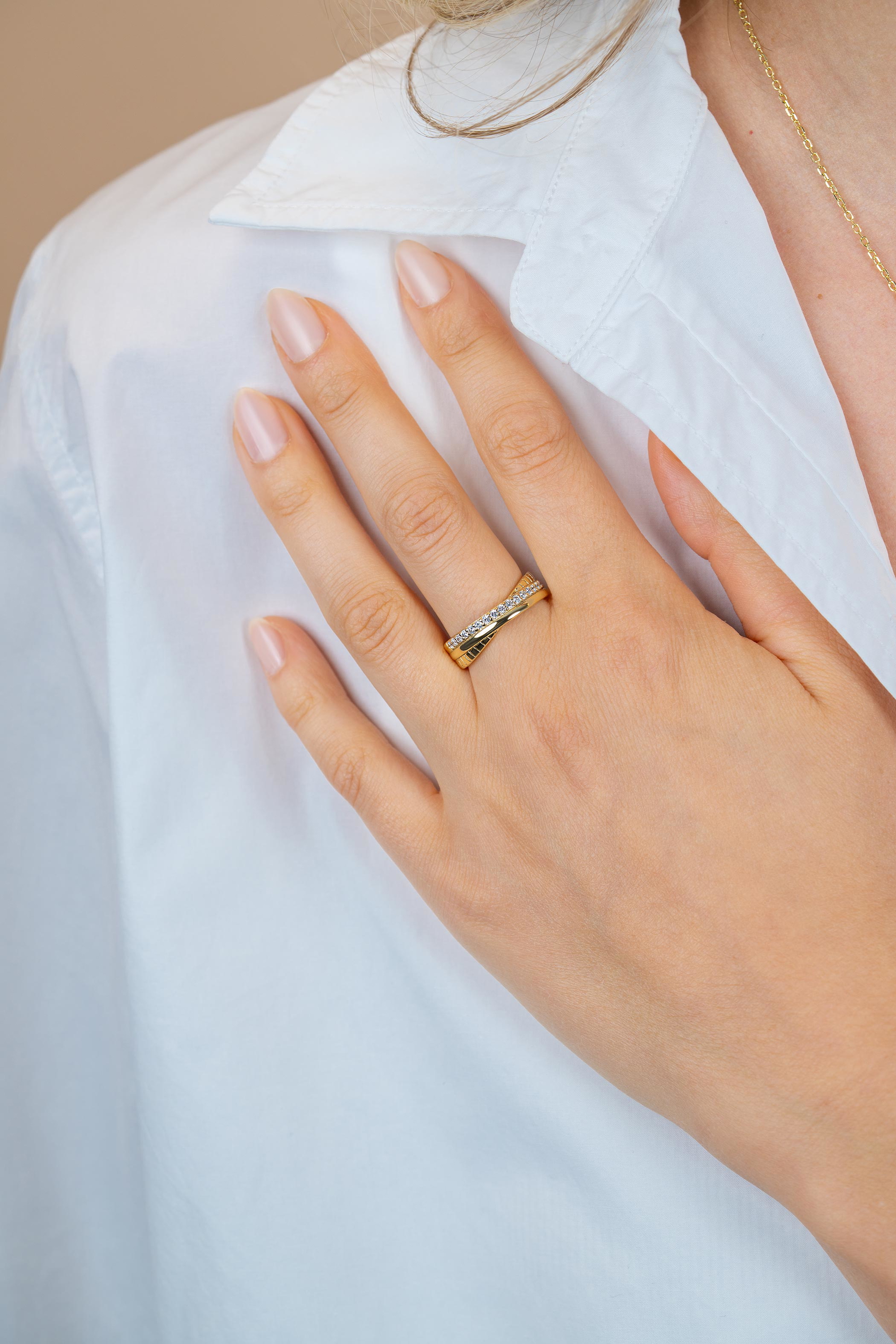 ZINZI goldplated zilveren brede cross-over ring glad witte zirkonia's ZIR2801