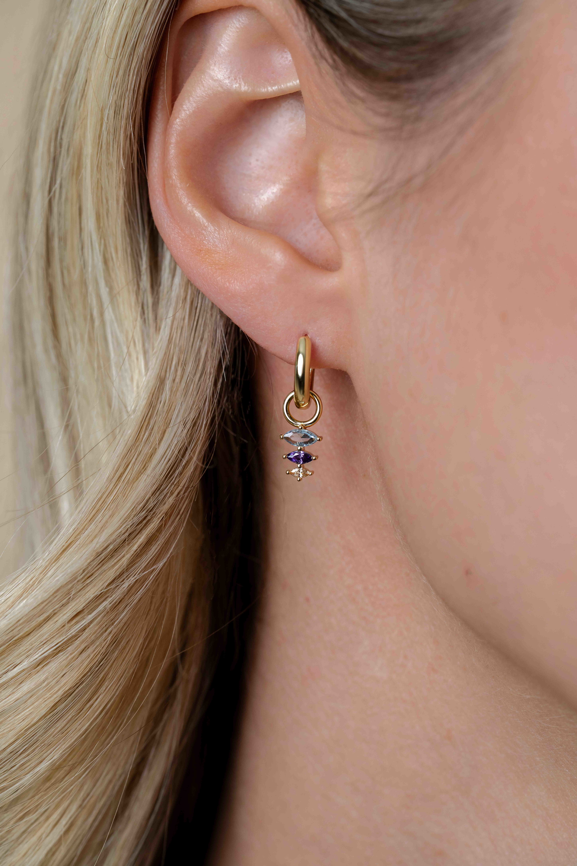 13mm ZINZI gold plated zilveren oorbedels met drie peervormige zettingen in aflopende grootte, bezet met lichtblauwe, paarse en champagne kleurstenen ZICH2631BC (zonder oorringen)