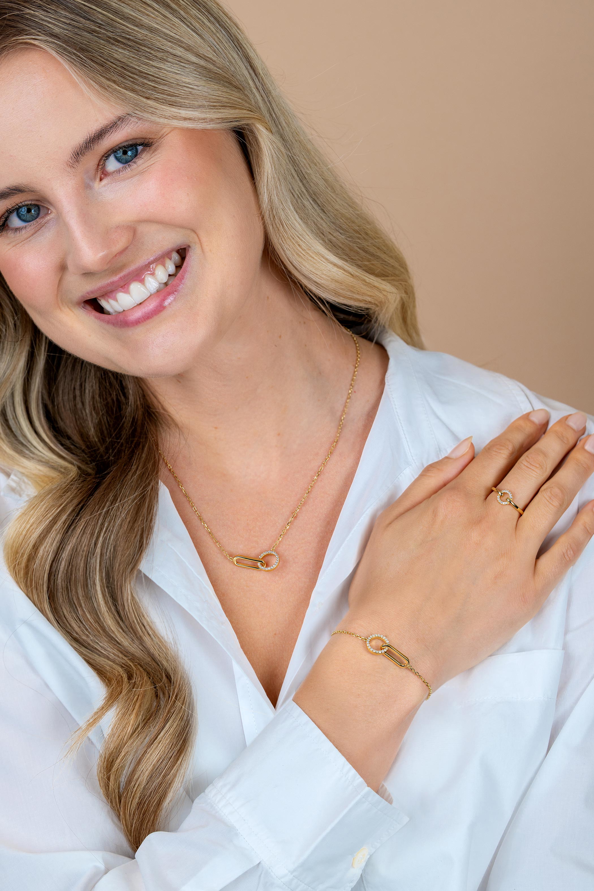 ZINZI goldplated zilveren ring met open ronde vorm bezet met witte zirkonia's ZIR2809