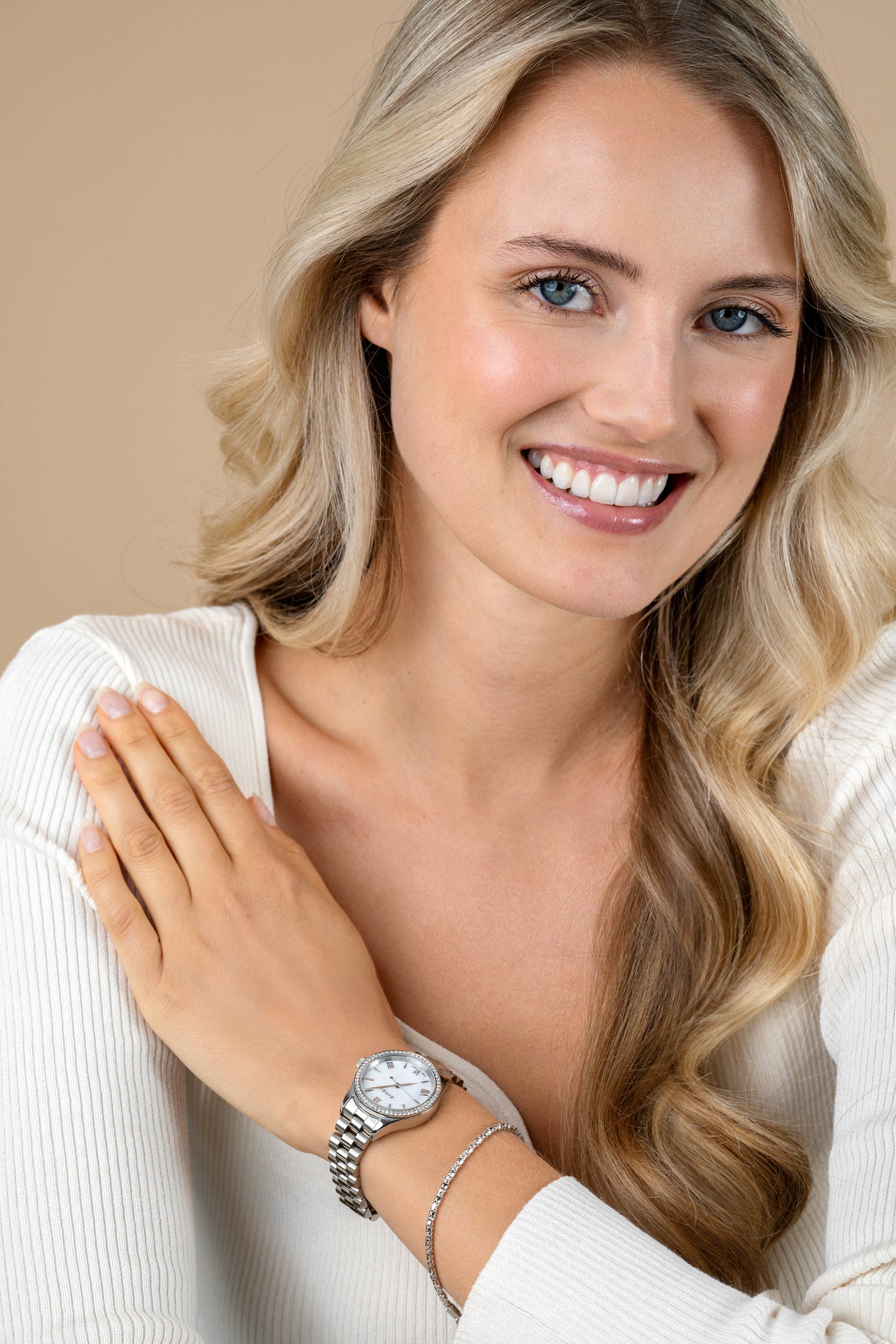 ZINZI Tresor horloge 32mm bezet met witte zirkonia's, parelmoer wijzerplaat en zilverkleurige stalen kast en schakelband ZIW2417