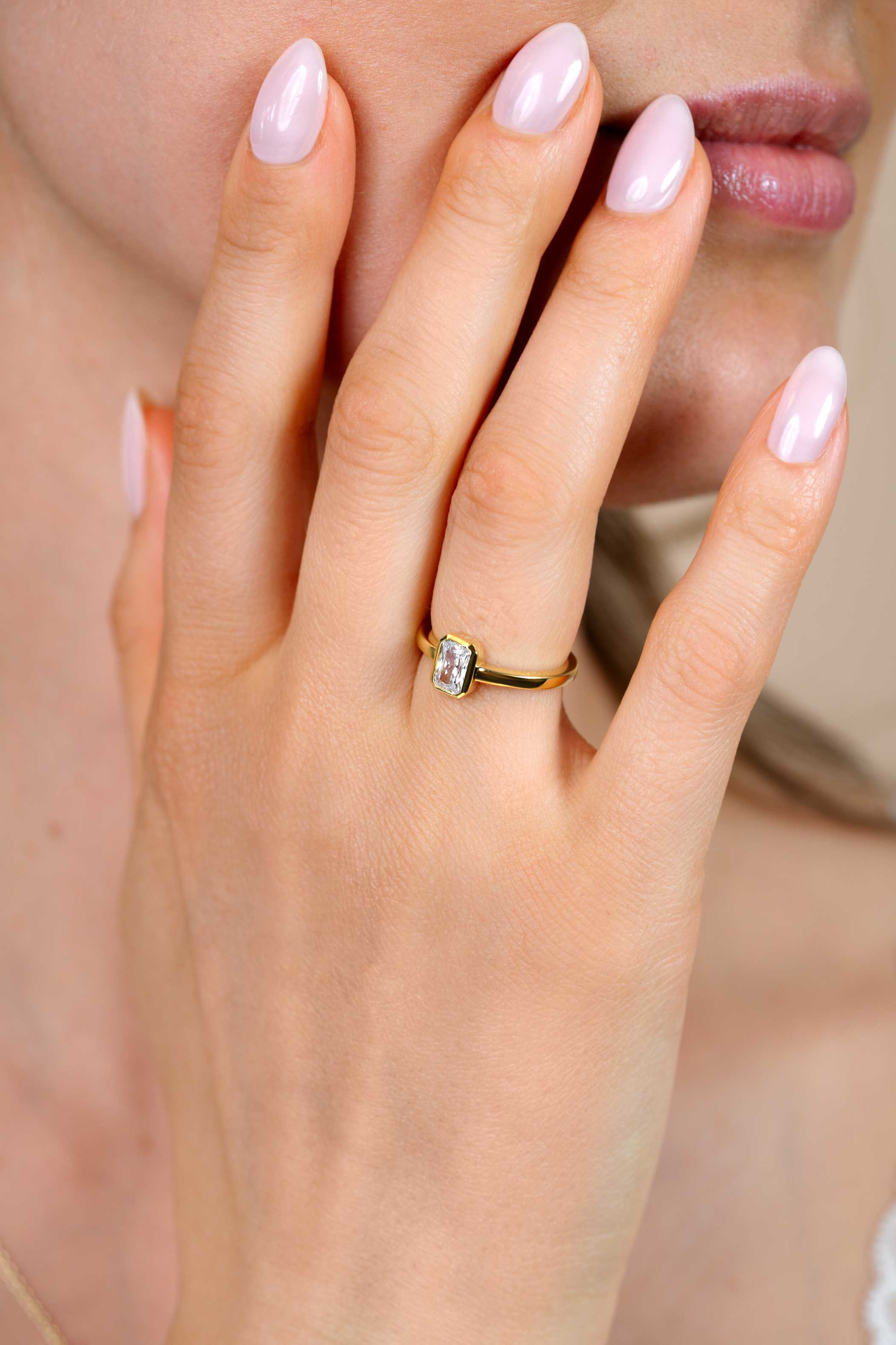 ZINZI gold plated zilveren ring met een rechthoekige gladde kastzetting (9mm) bezet met een witte zirkonia ZIR2899