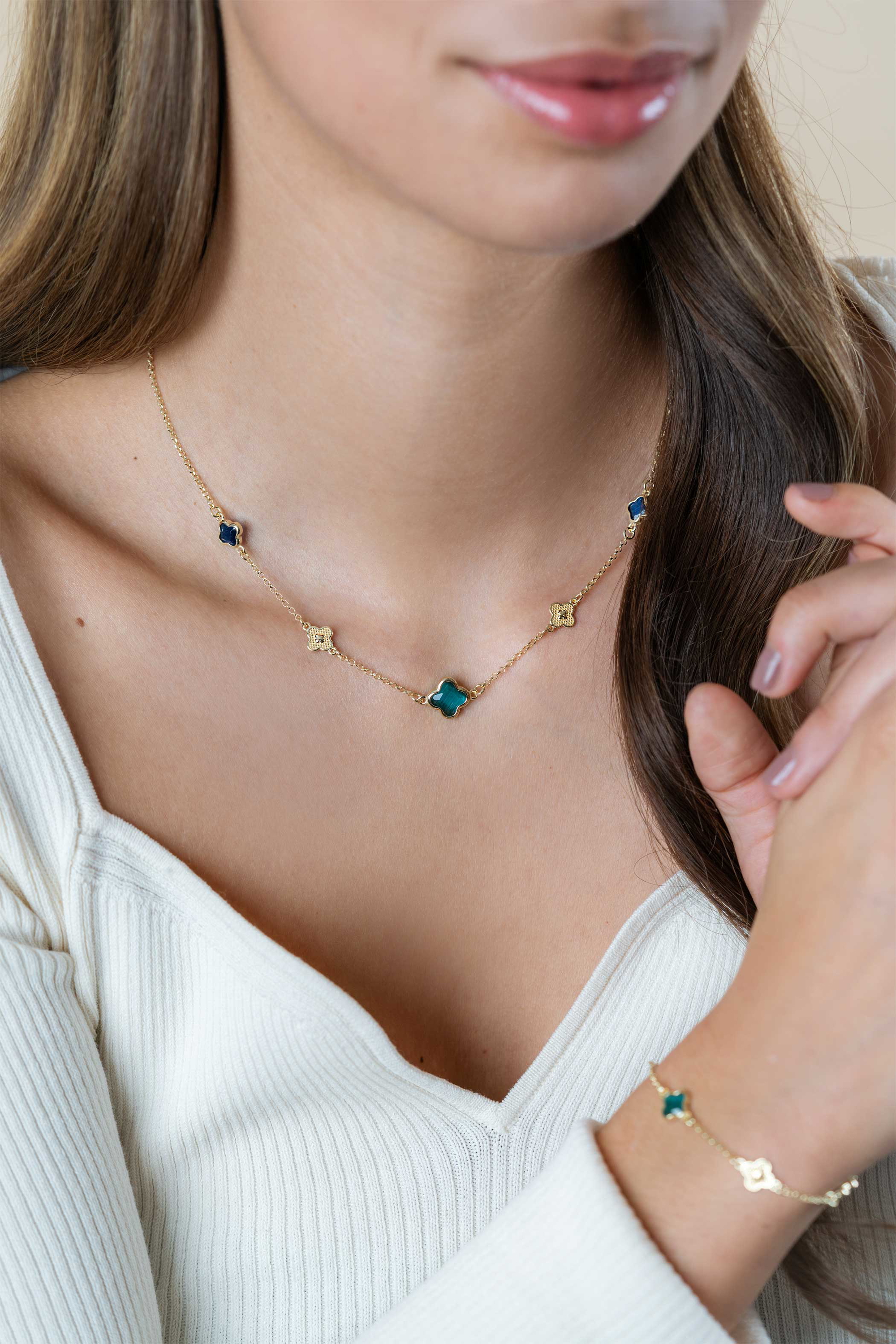 ZINZI gold plated zilveren schakel ketting met twee donkerblauwe klavers en een grotere groene klaver 40-45cm ZIC2583