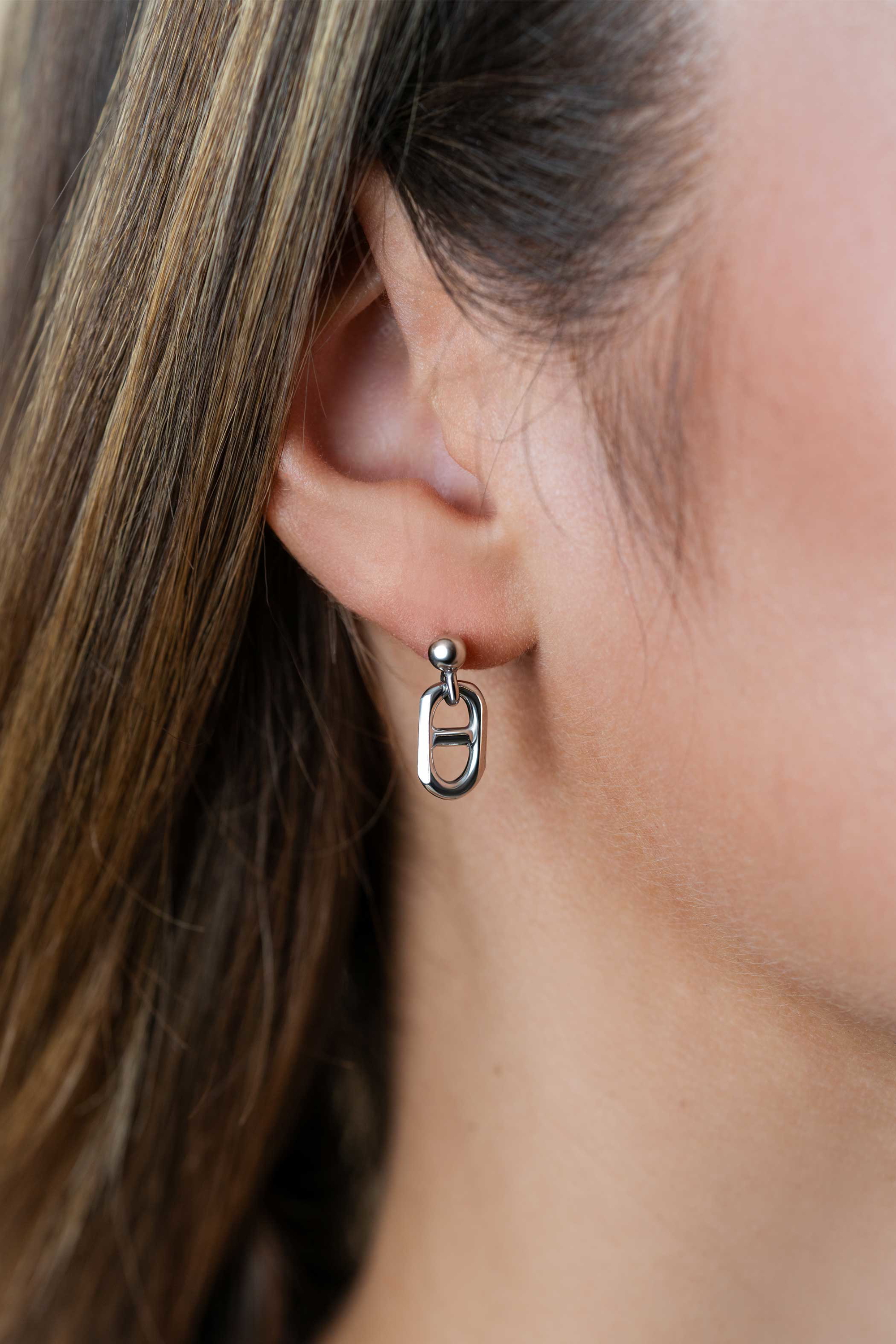 18mm ZINZI silver stud earrings with trendy navy link design ZIO2580

