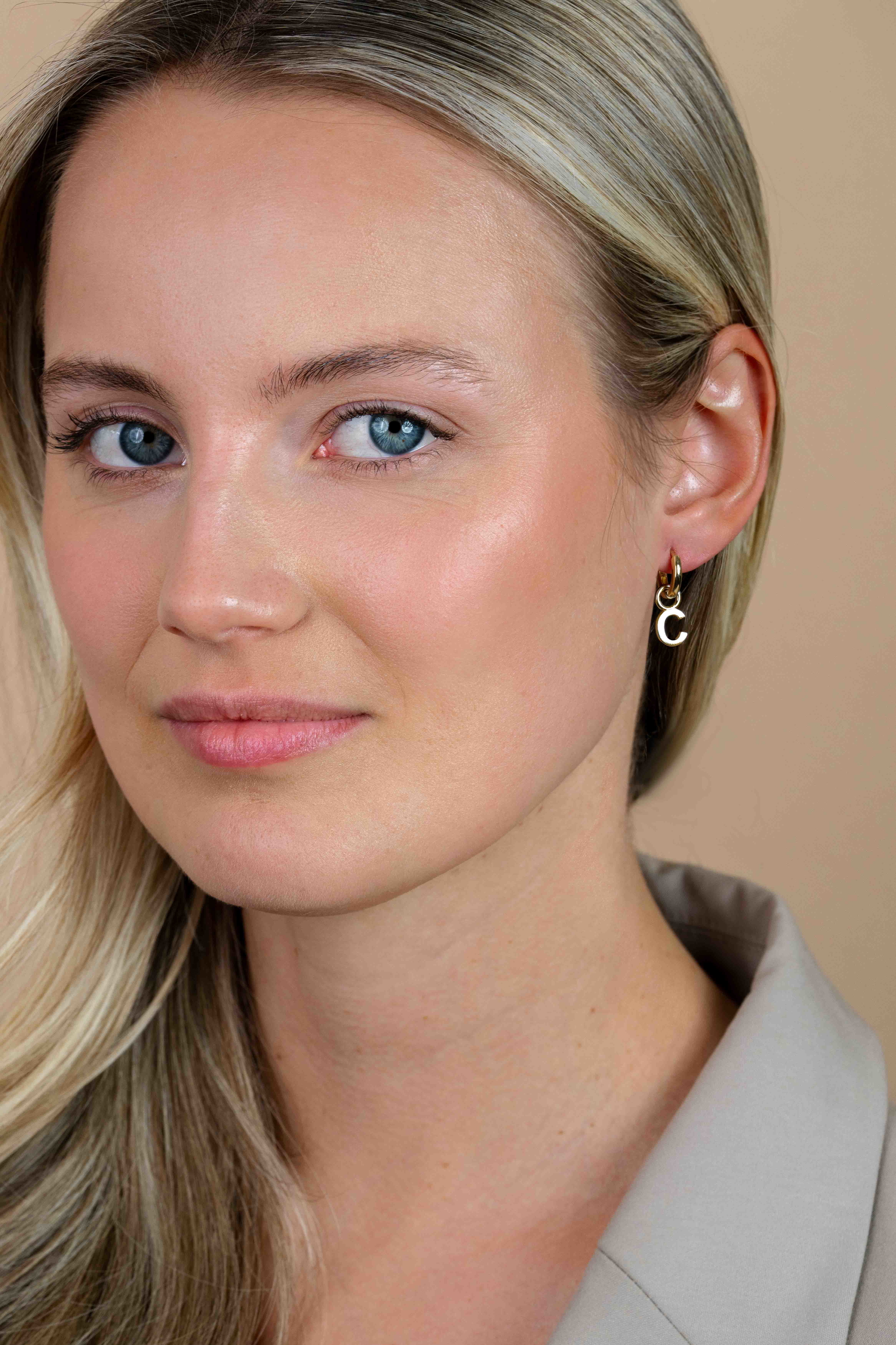 ZINZI Gold Plated Letter Earrings Pendant C price per piece ZICH2145C (excl. hoop earrings)