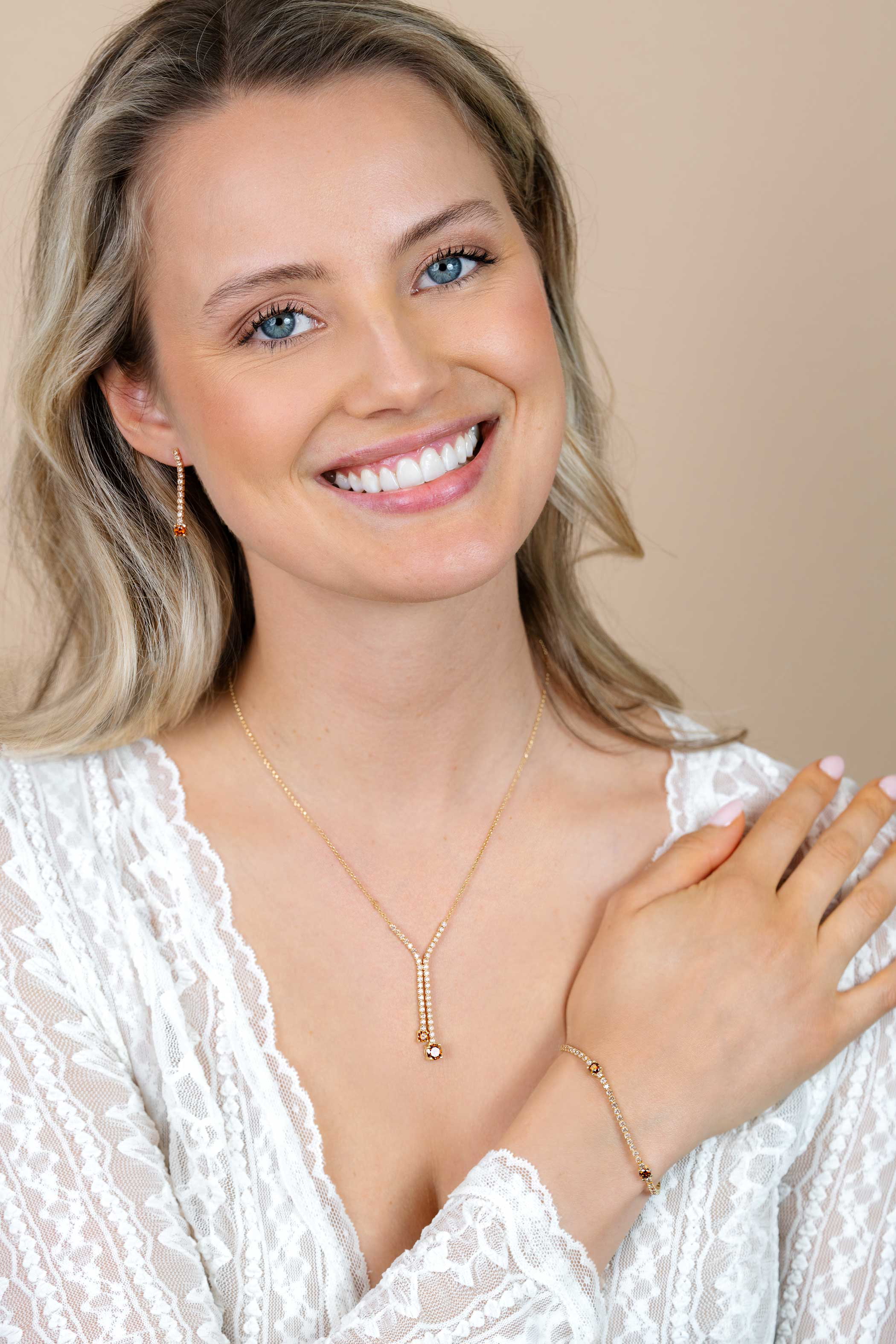 ZINZI gold plated zilveren tennisarmband 2,1mm breed bezet met champagnekleurige zirkonia’s in verfijnde rijzetting, afgewisseld met drie grotere donkerbruine kleurstenen (4,3mm) in chatonzetting ZIA2894C