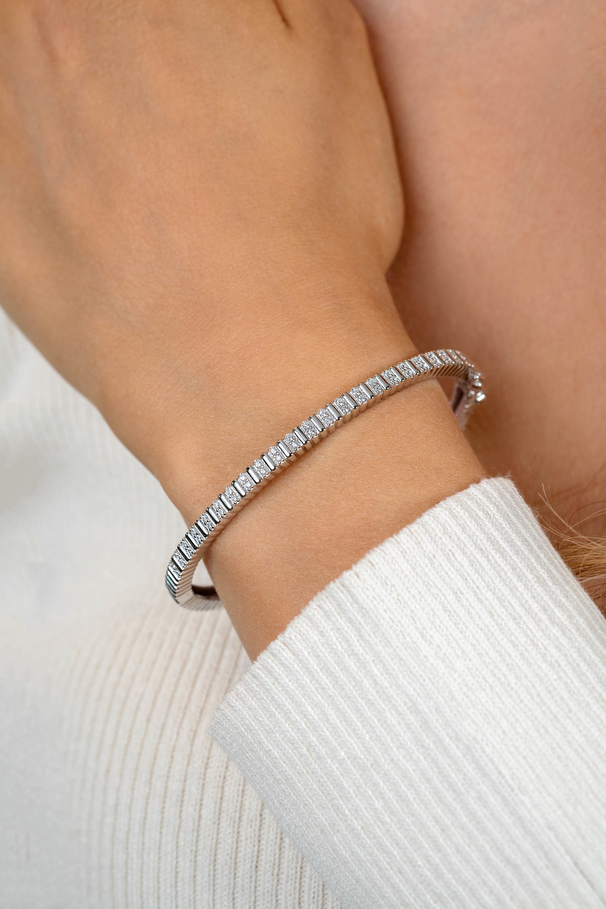 ZINZI zilveren bangle armband 4mm breed, bezet met witte zirkonia's 60mm ZIA2686