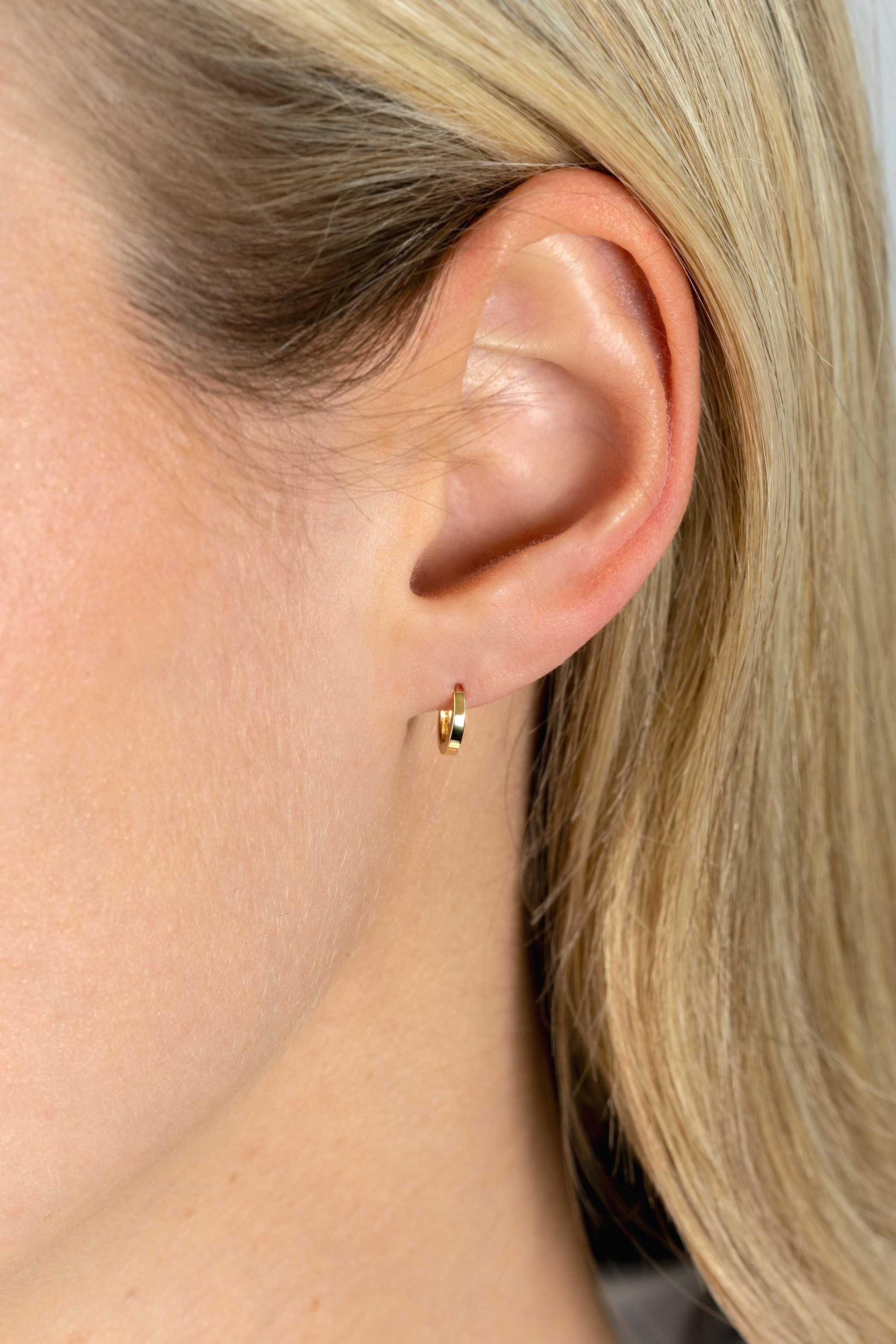 8mm ZINZI Gold 14 krt gouden mini oorringen met luxe klapsluiting 8mm x 1,3mm vierkante buis ZGO410