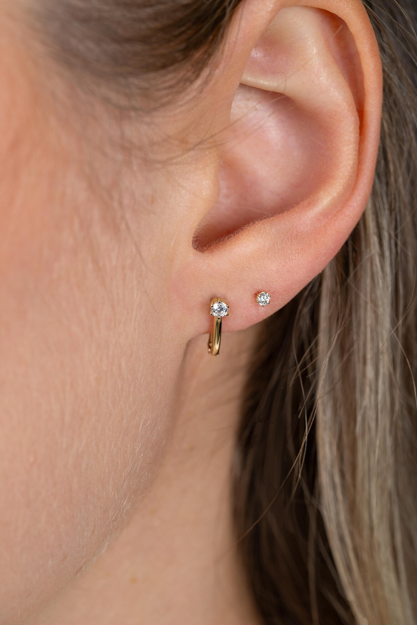 11mm ZINZI Gold 14 krt gouden oorringen ovaal model met witte zirconia en luxe klapsluiting ZGO566
